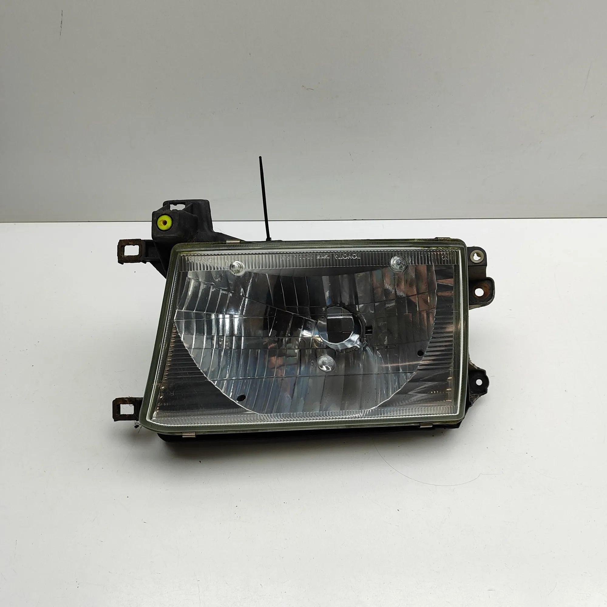 Toyota 4Runner (N130) Front Right Headlight Front Right Headlight — TOYOTA 4 (RUNNER _N18_)...