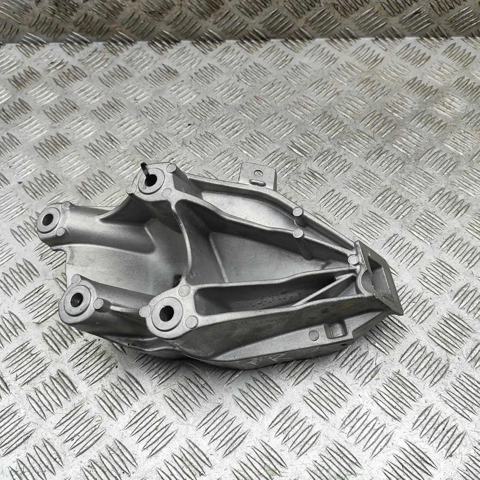 BMW X5 (G05) Left Side Engine Bracket Left Side Engine Bracket — BMW X5 (G05) (2018-....
