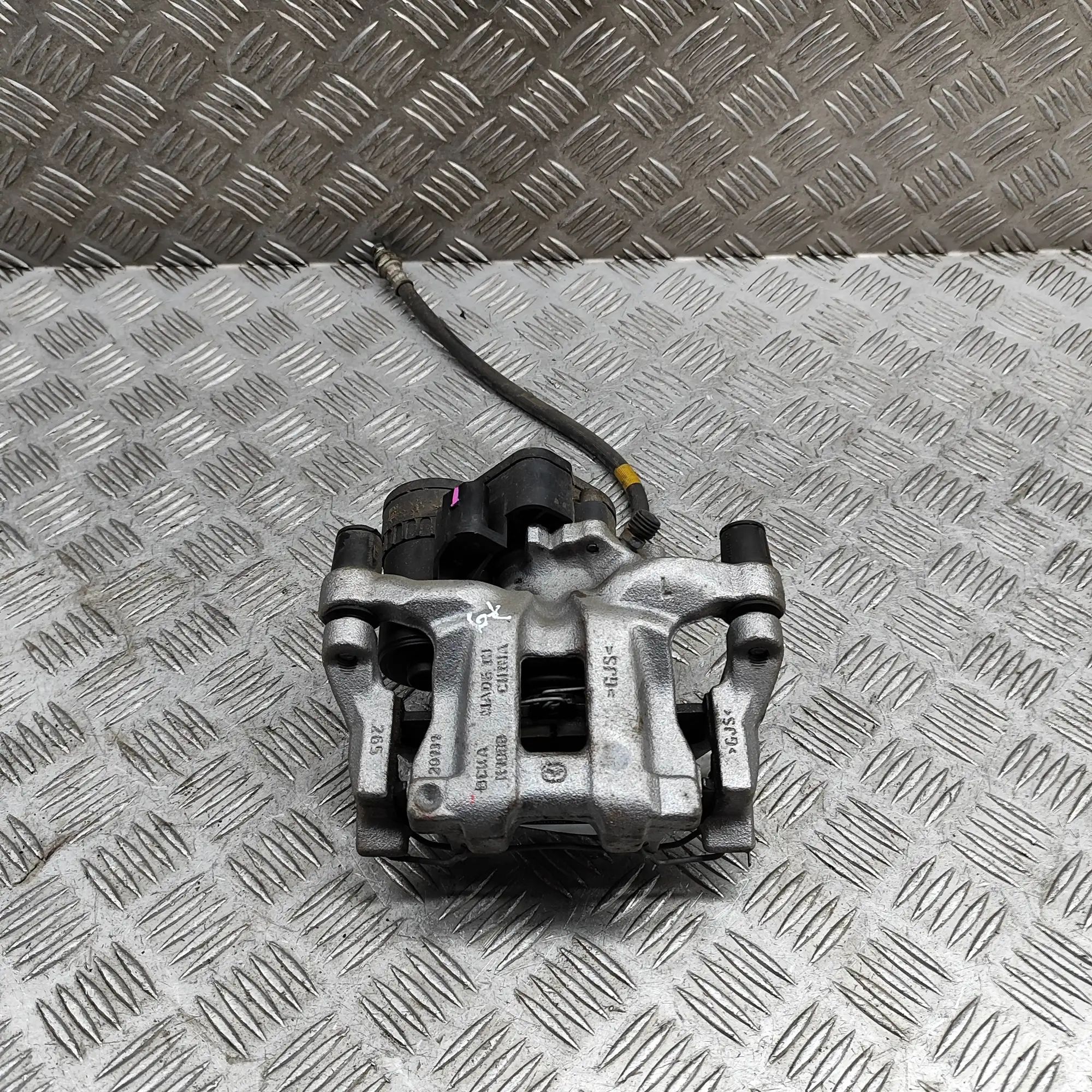 Mazda 3 (BP) Brake caliper — rear left Brake caliper — rear left — MAZDA CX-3 (0 DM) (...