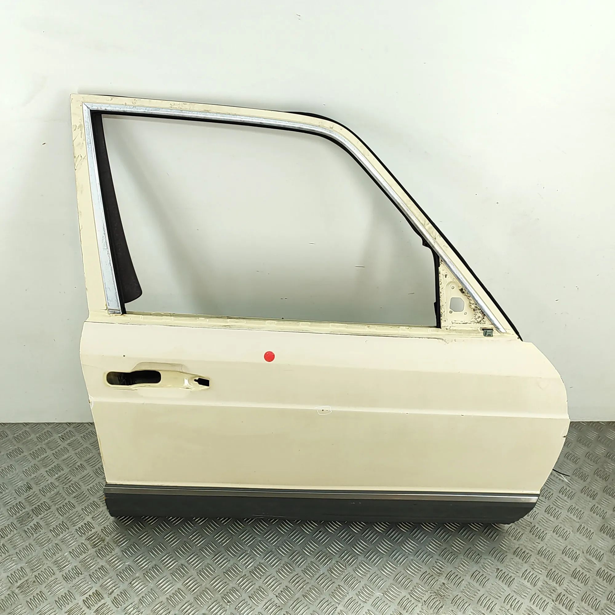 Mercedes-Benz 200 - 300 (W123) Door — front right Door — front right — MERCEDES BENZ S-CLASS (W12...