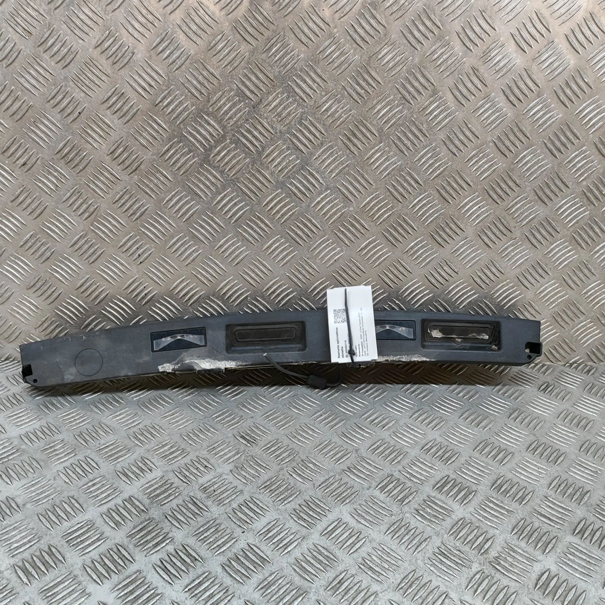 BMW 5 (E60 / E61) Number-plate light holder trim Number-plate light holder trim — BMW 5 SERIES (...