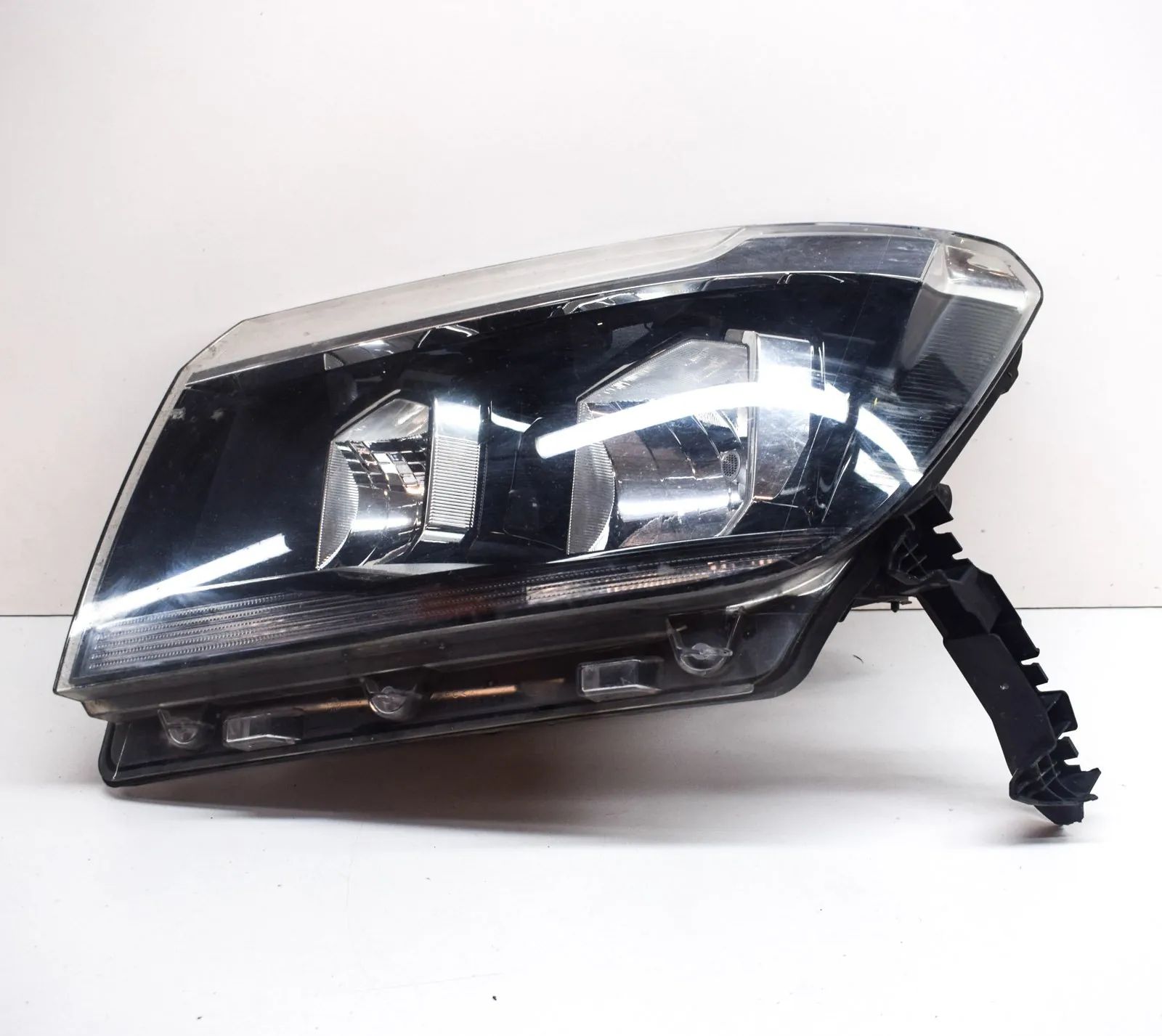 Volkswagen Crafter Front Left Headlight Front Left Headlight — VW CRAFTER (Van SY_) (20...