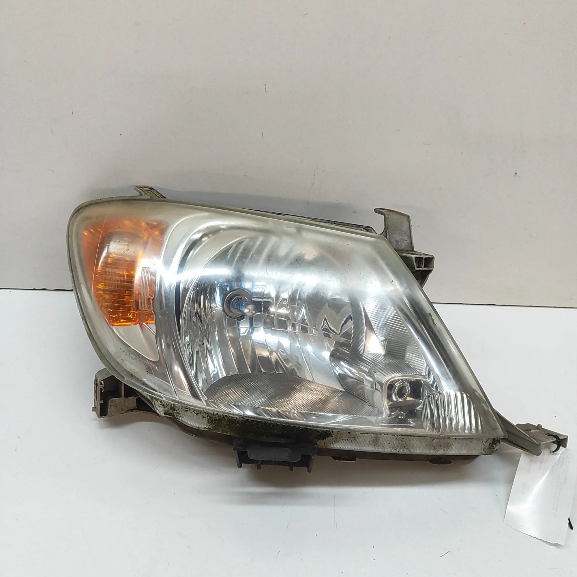 Toyota Hilux Front Right Headlight Front Right Headlight — TOYOTA HILUX (VII Pick-...