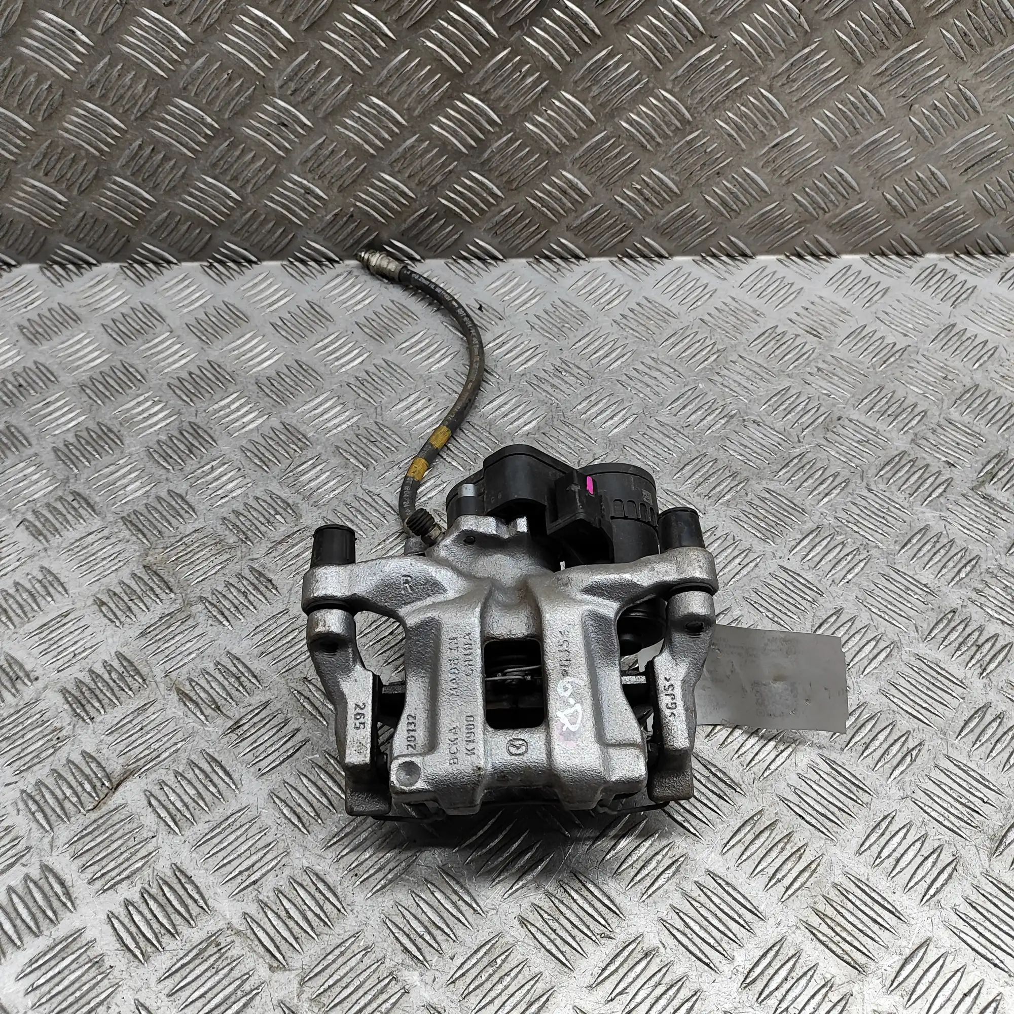Mazda 3 (BP) Brake caliper — rear right Brake caliper — rear right — MAZDA CX-3 (0 DM) ...