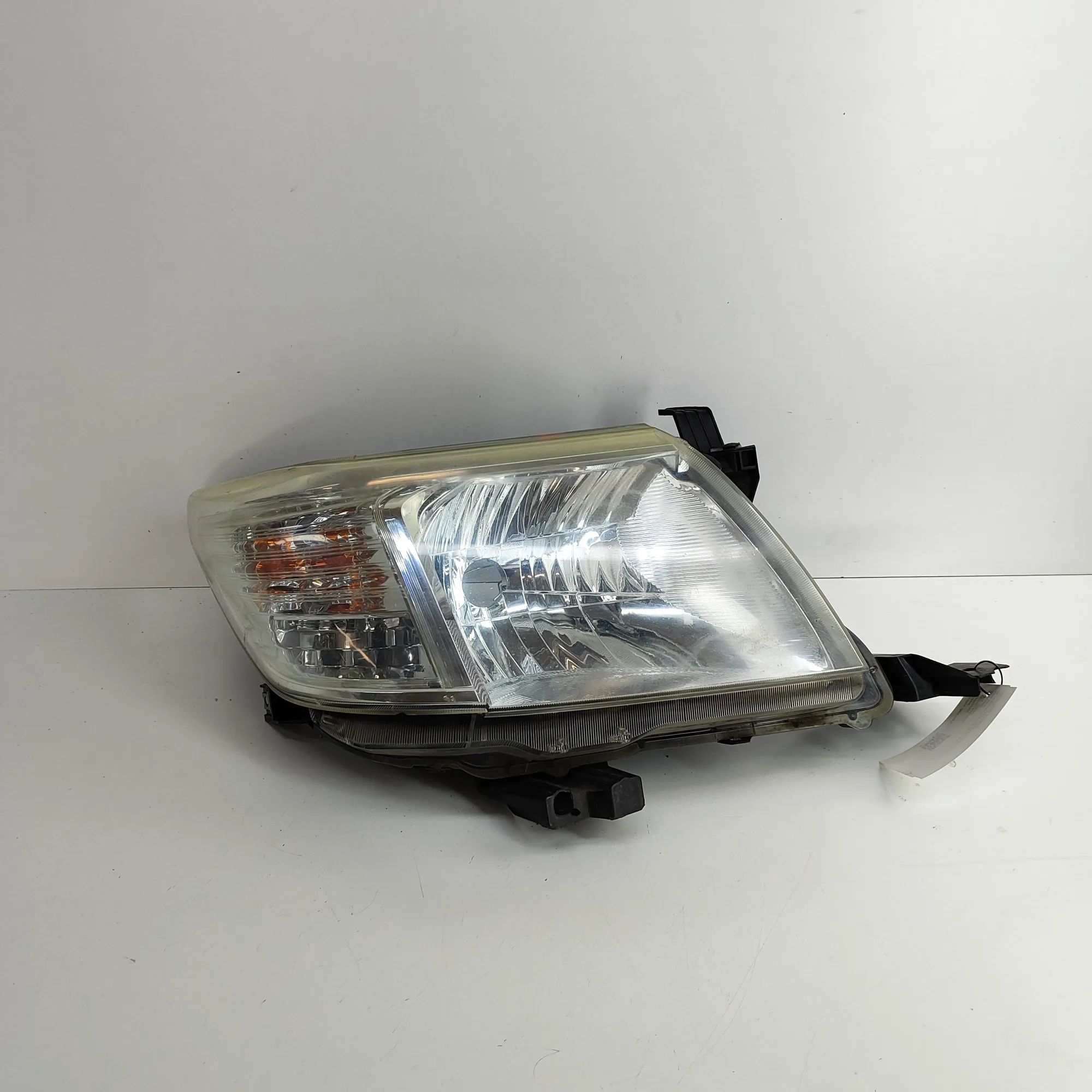 Toyota Hilux Front Right Headlight Front Right Headlight — TOYOTA HILUX (VII Pick-...