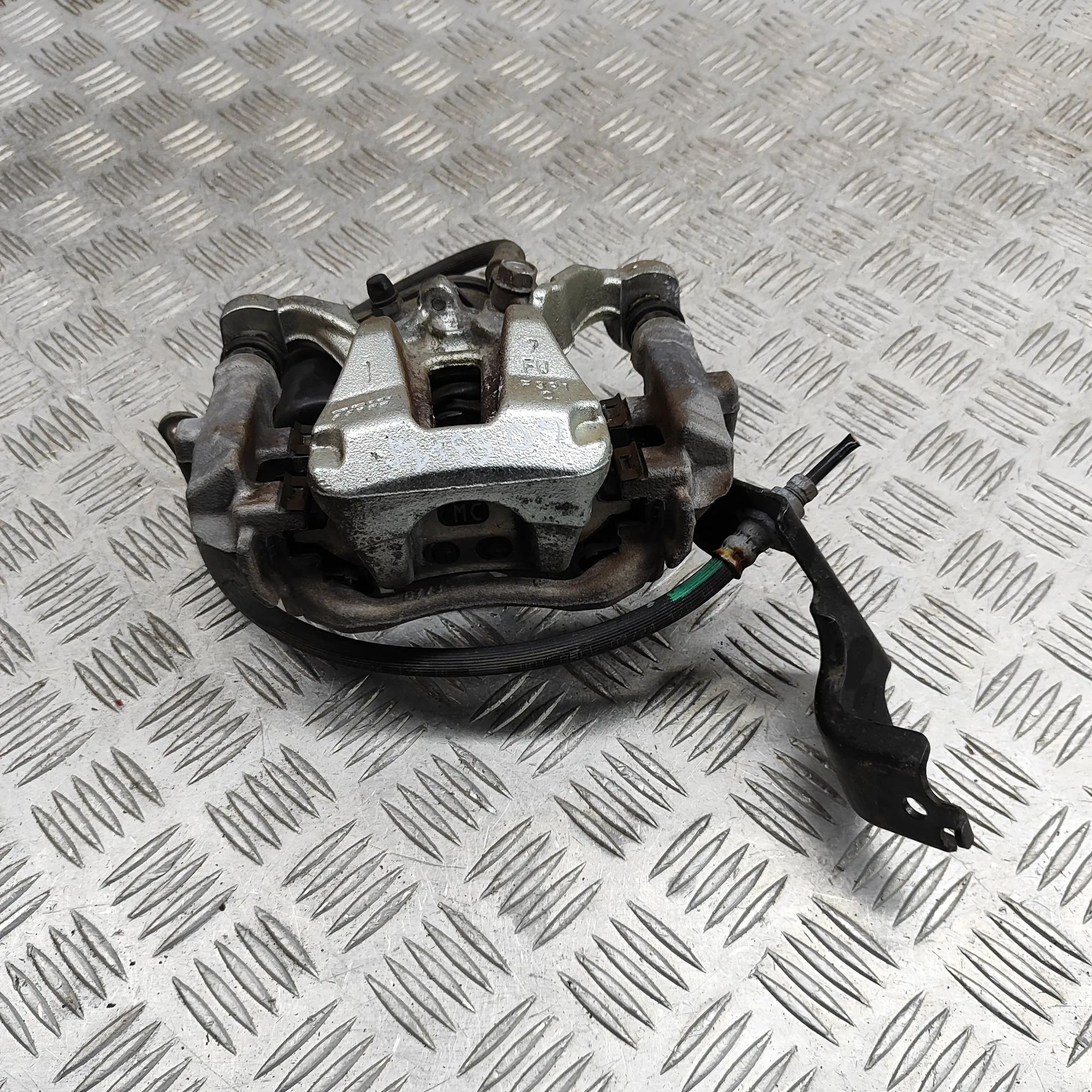 Toyota Yaris Brake caliper — rear right Brake caliper — rear right — TOYOTA YARIS (_P21...