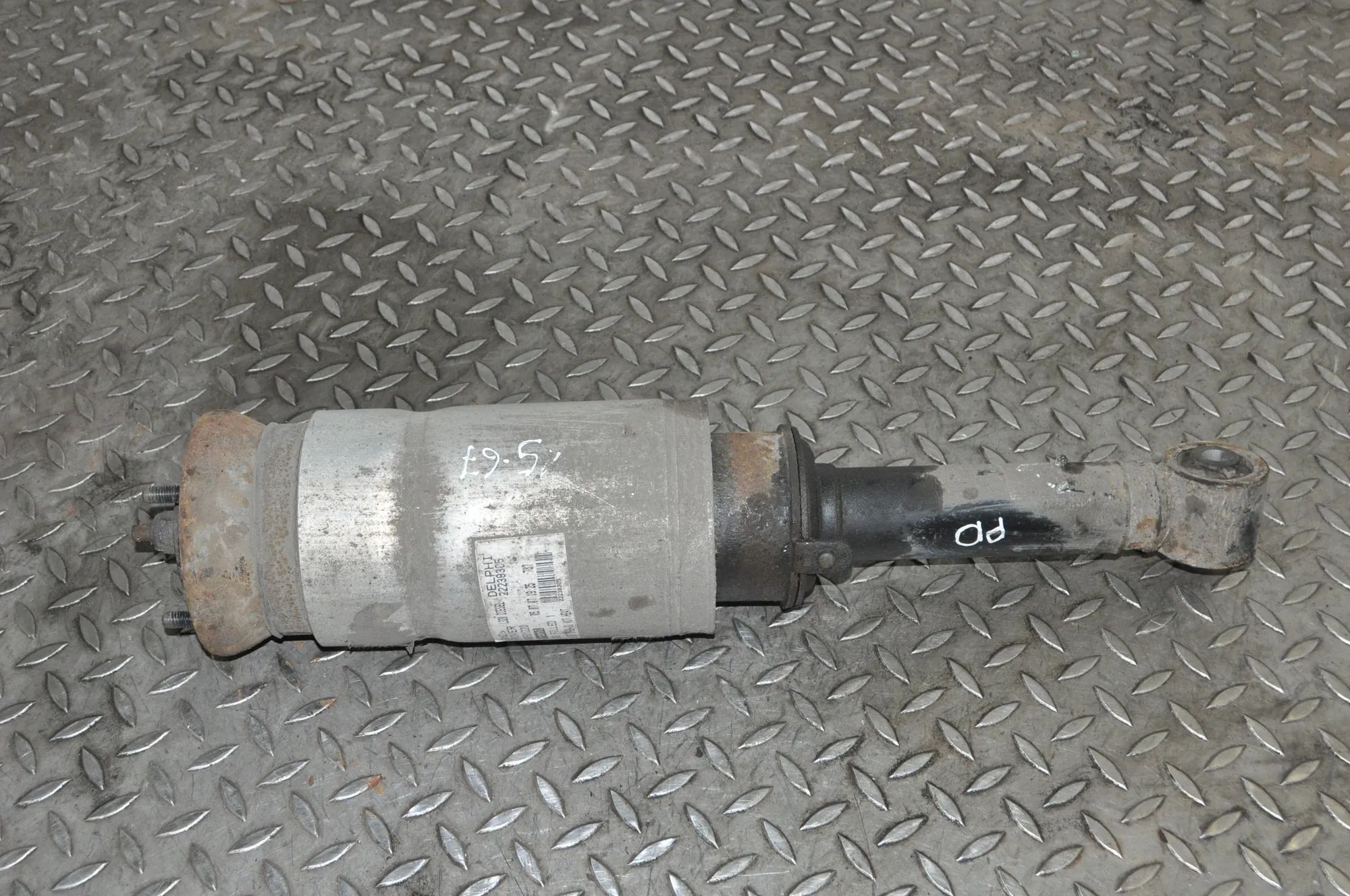 Land Rover Range Rover Sport Front Right Air Shock Absorber Front Right Air Shock Absorber — LAND ROVER RAN...