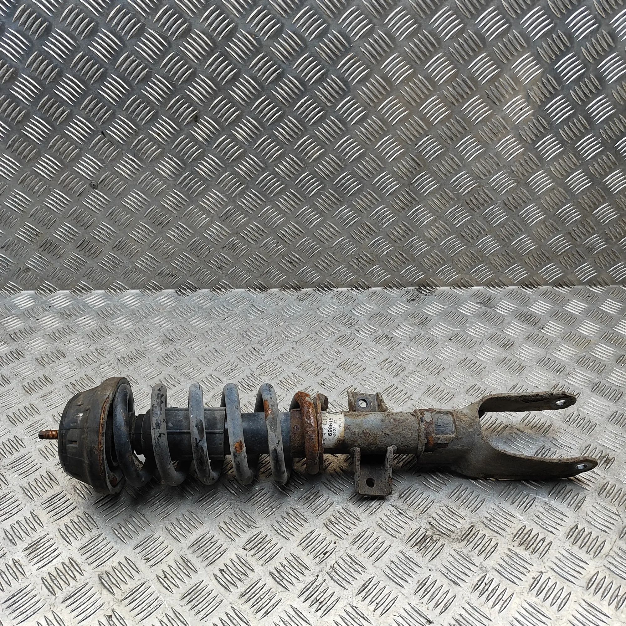 Volkswagen Amarok Shock absorber — front left Shock absorber — front left — VW AMAROK (2H_, S...