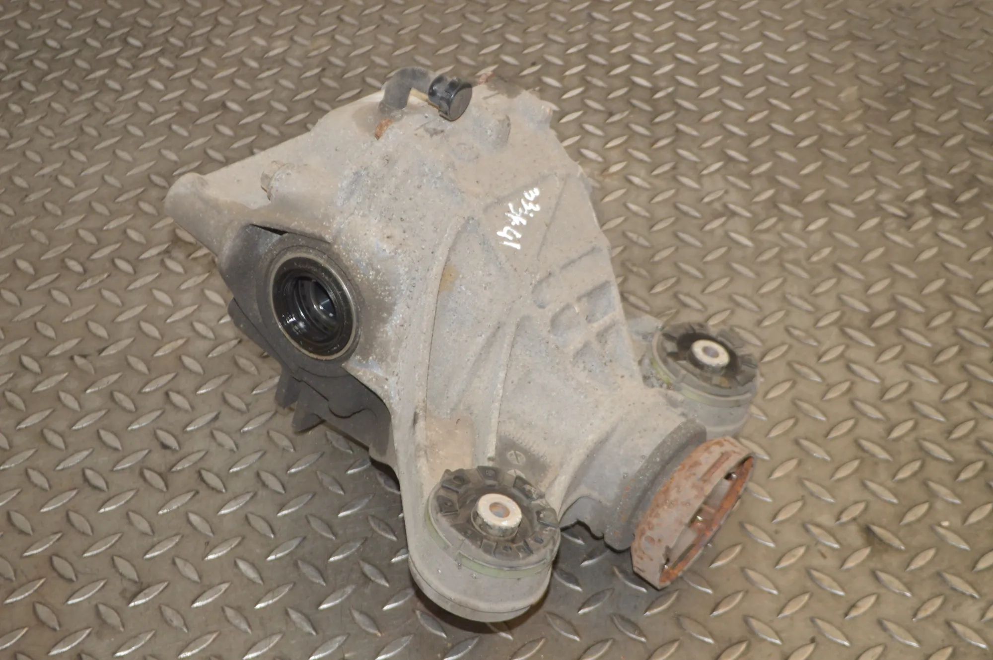 Jaguar XE takatasauspyörästö Rear differential — JAGUAR XE (X760) (2015-...)...