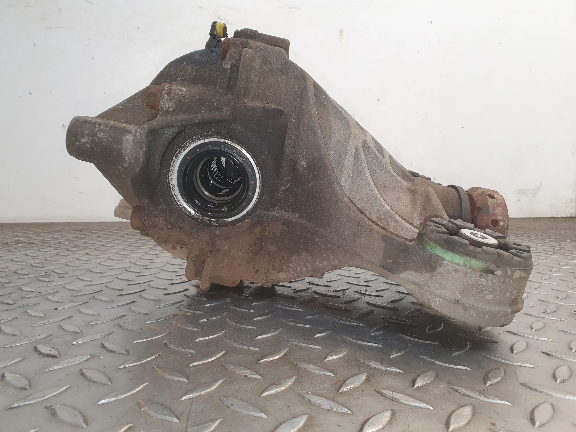 Jaguar XE takatasauspyörästö Rear differential — JAGUAR XE (X760) (2015-...)...