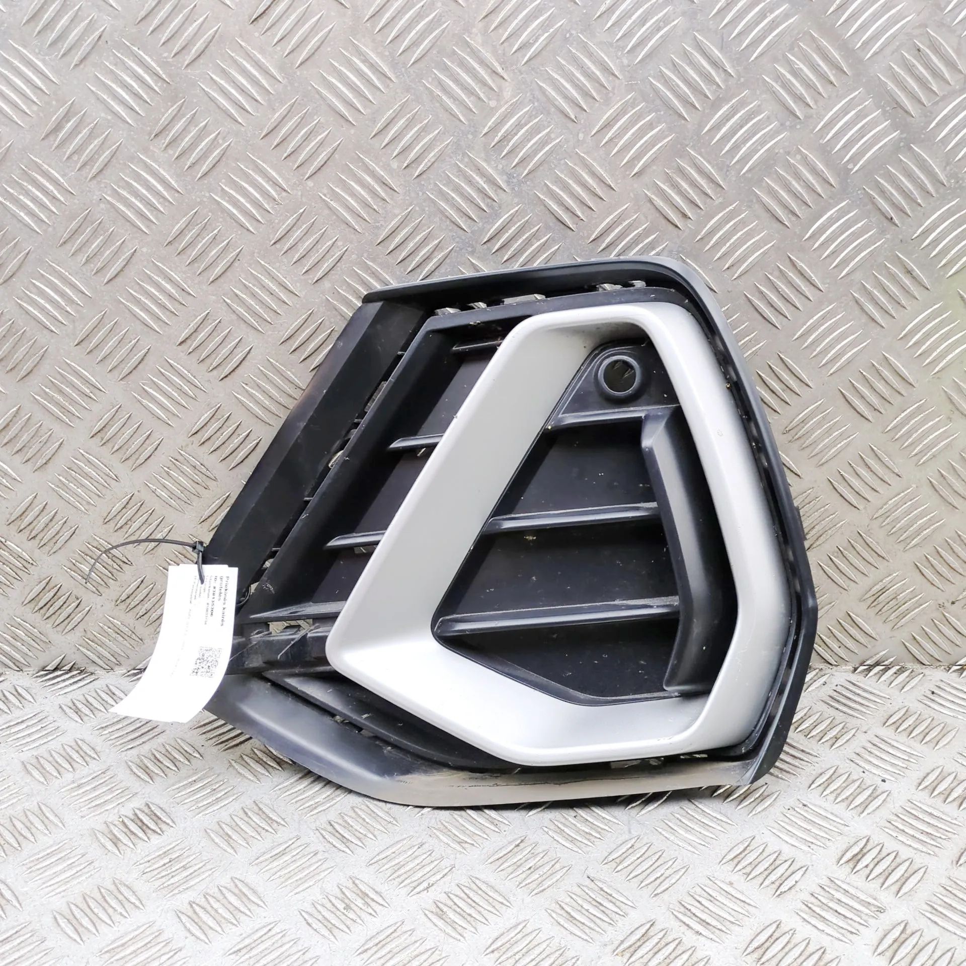 Audi Q3 (F3) Grille — front — left Grille — front — left — AUDI Q3 (Sportback F3N)...