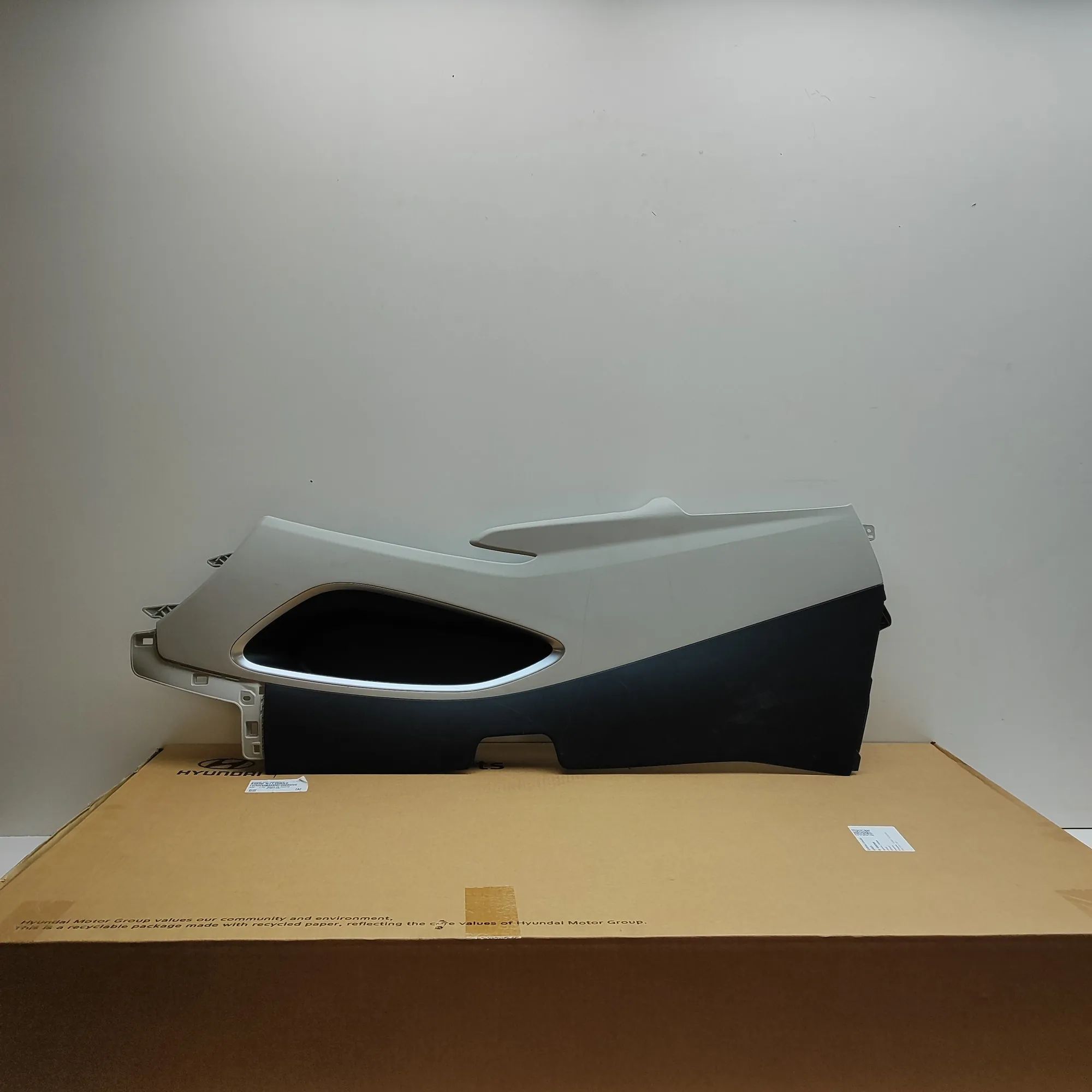 Hyundai Tucson Centre console trim Centre console trim — HYUNDAI TUCSON (NX4E, NX4...