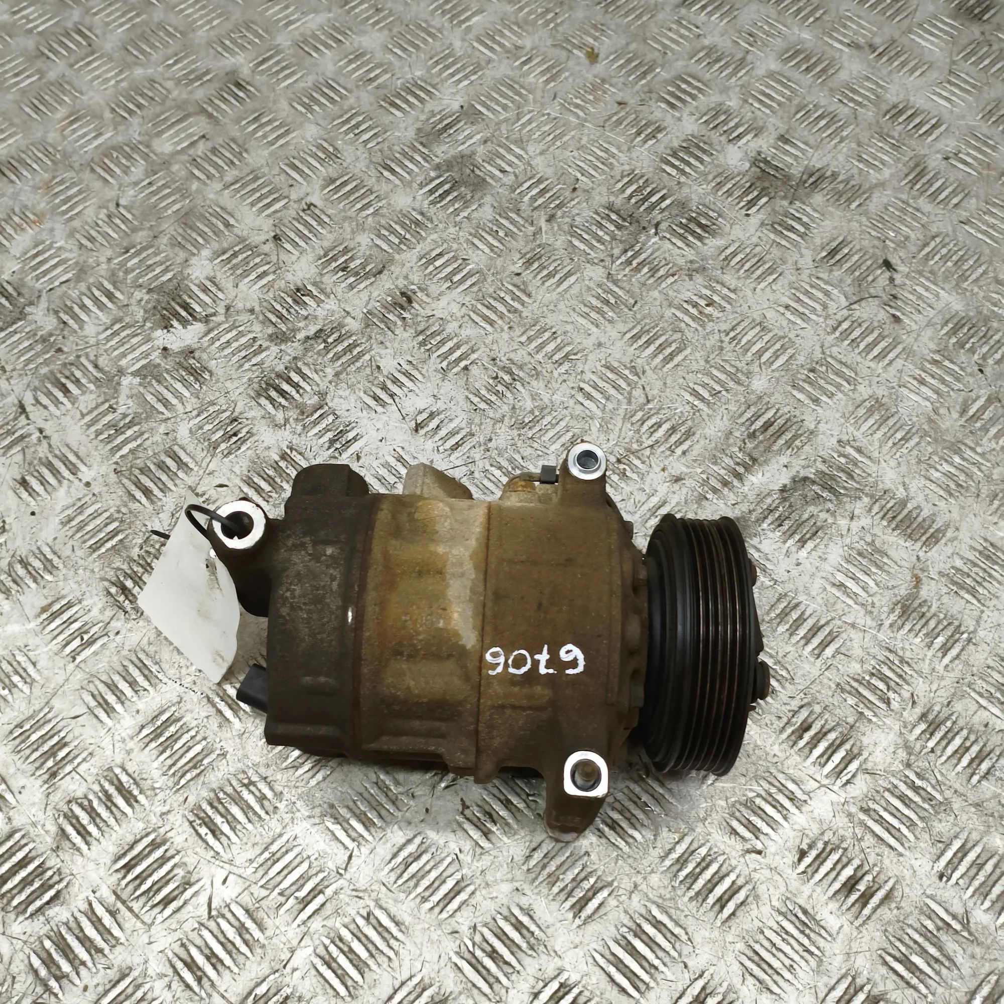 Volkswagen Crafter Air-conditioning compressor Air-conditioning compressor — VW CRAFTER (Van S...