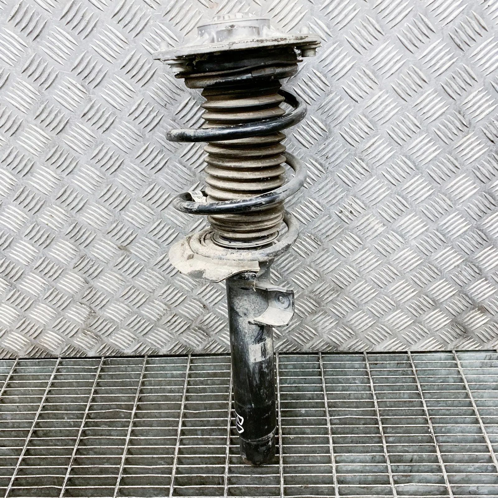 BMW 2 (F22 / F23) Shock absorber — front right Shock absorber — front right — BMW 2 SERIES COU...