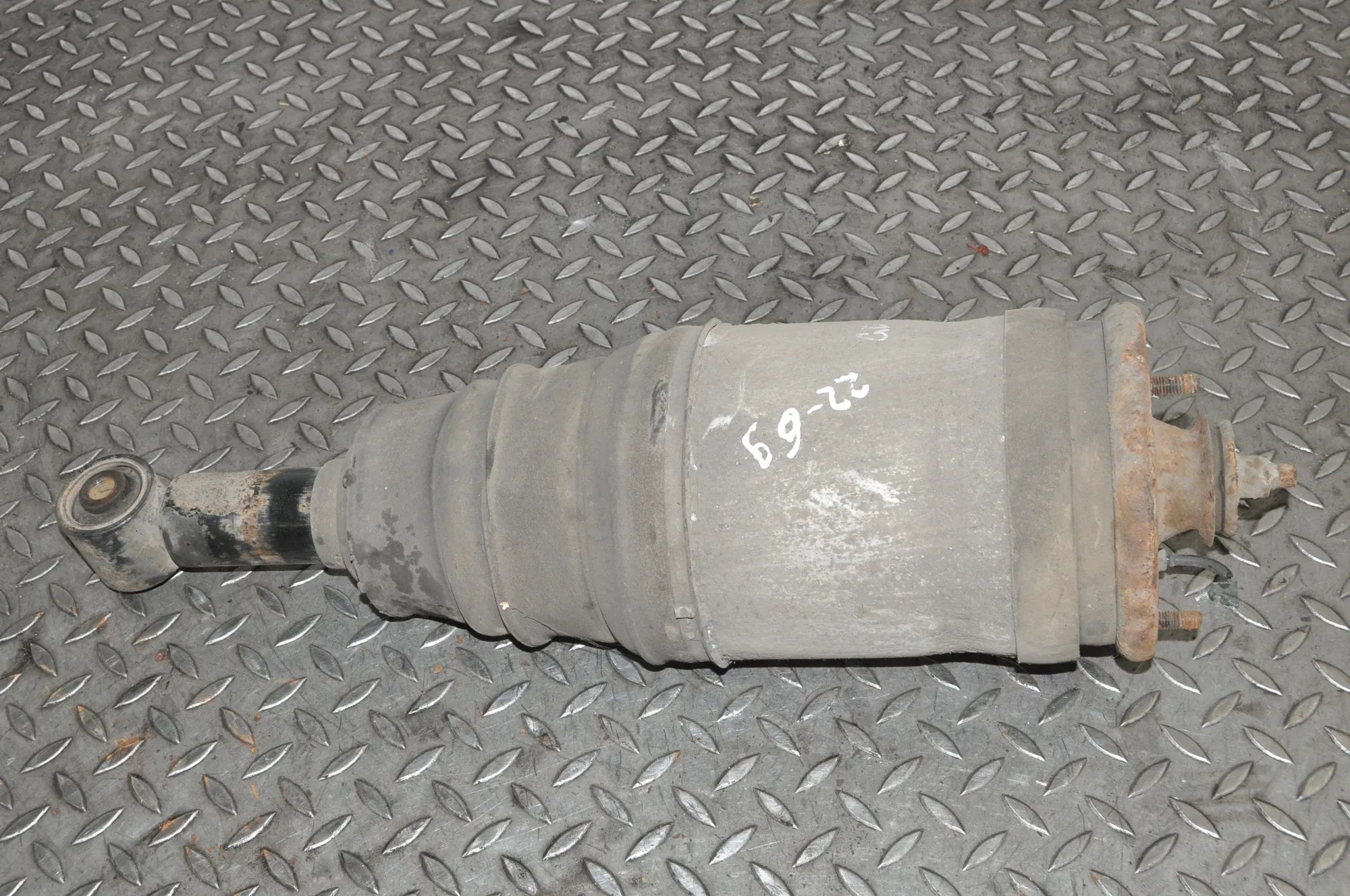 Land Rover Discovery Rear Right Air Shock Absorber Rear Right Air Shock Absorber — LAND ROVER DISC...