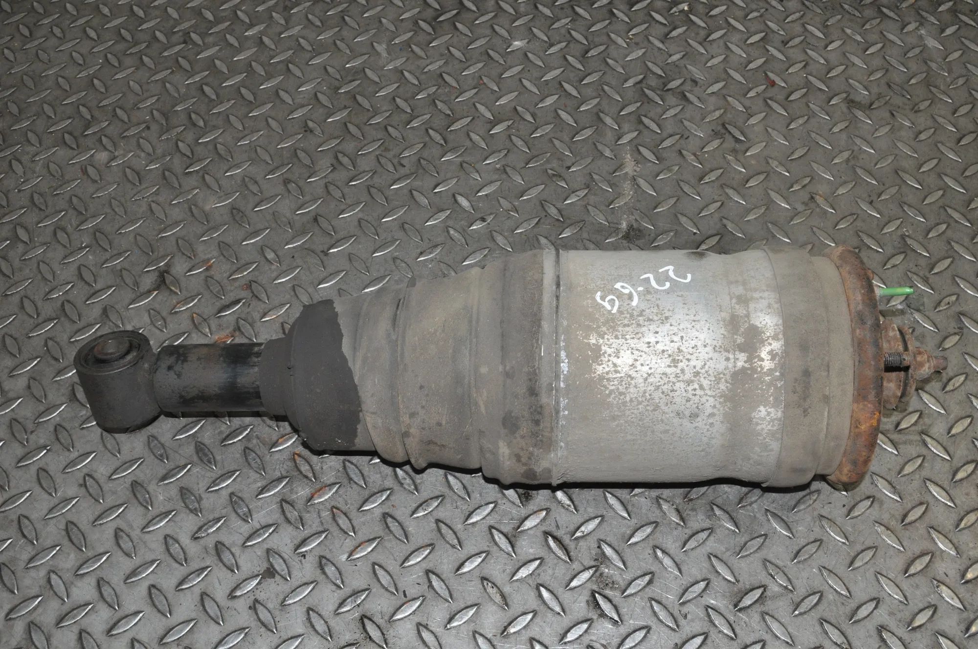 Land Rover Discovery Rear Left Air Shock Absorber Rear Left Air Shock Absorber — LAND ROVER DISCO...