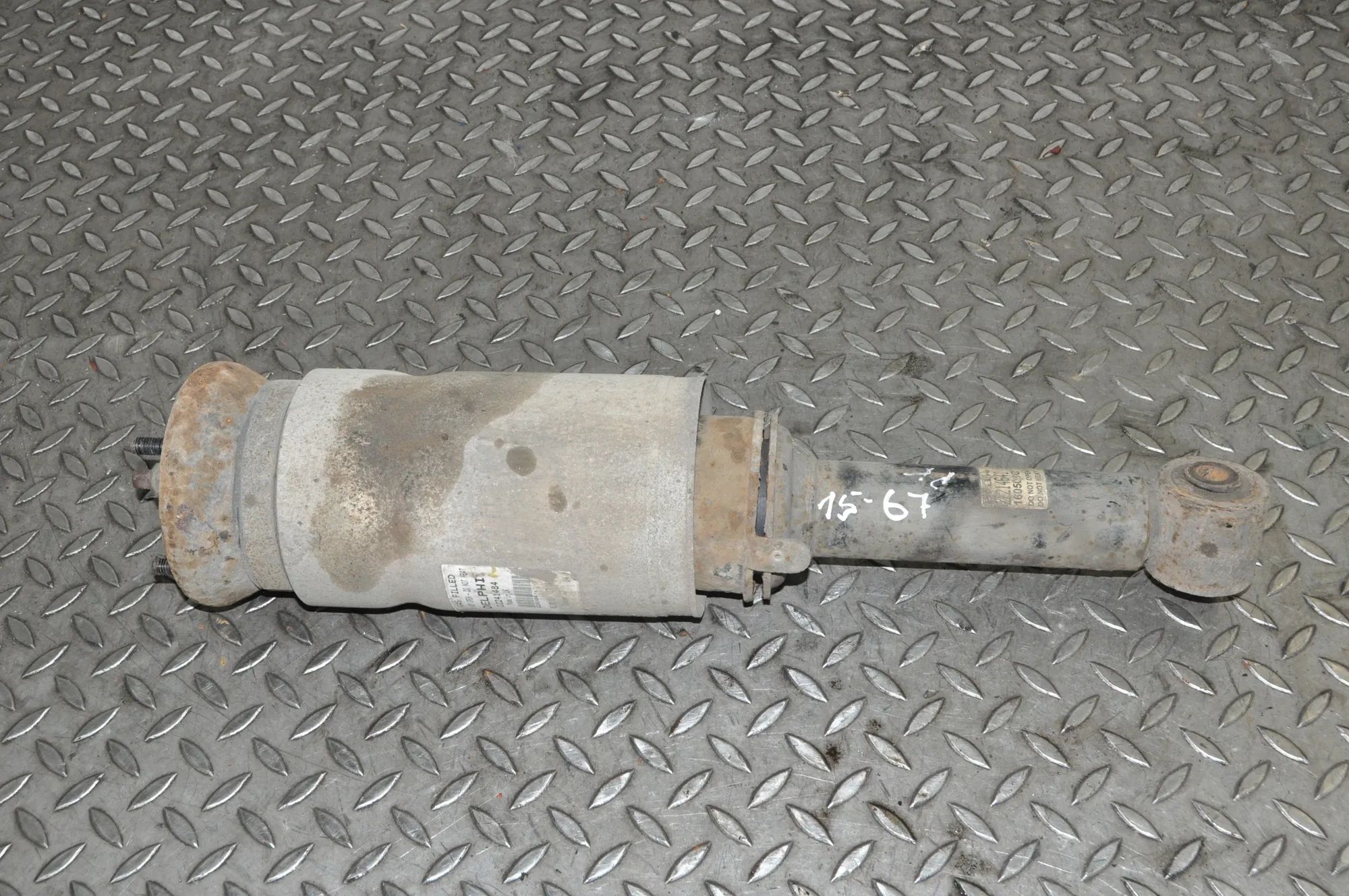 Land Rover Discovery Rear Left Air Shock Absorber Rear Left Air Shock Absorber — LAND ROVER DISCO...