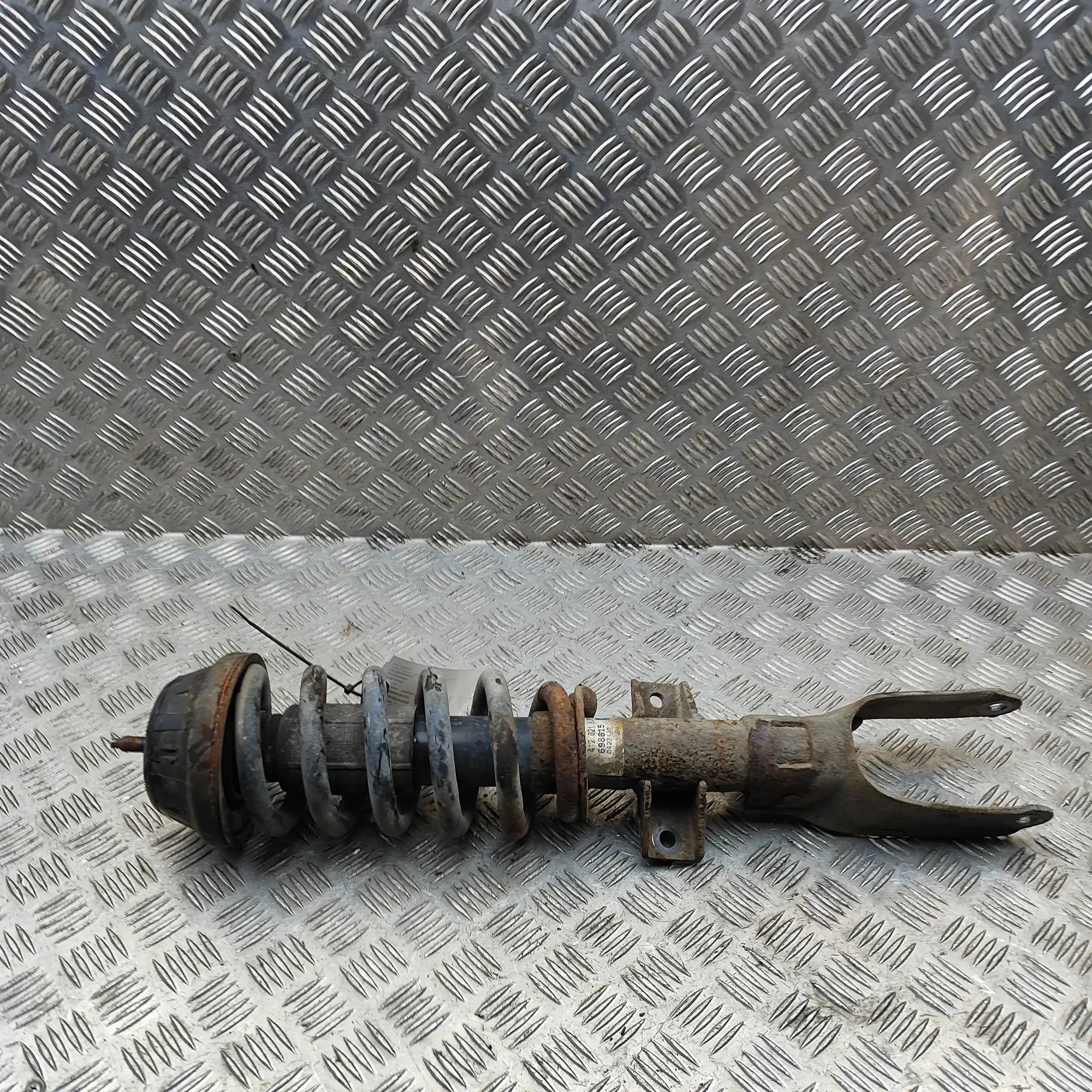 Volkswagen Amarok Shock absorber — front right Shock absorber — front right — VW AMAROK (2H_, ...