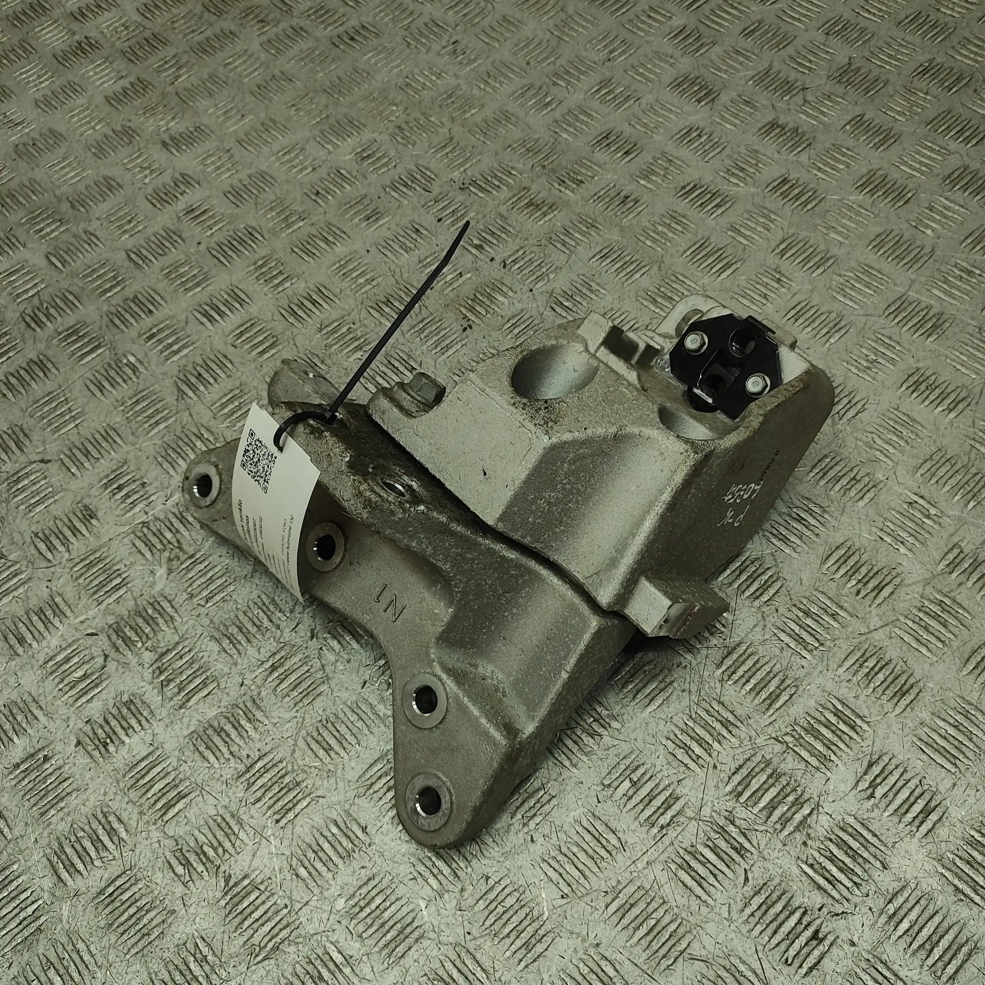 Hyundai Kona Left Side Engine Bracket Left Side Engine Bracket — HYUNDAI KONA (2017-....