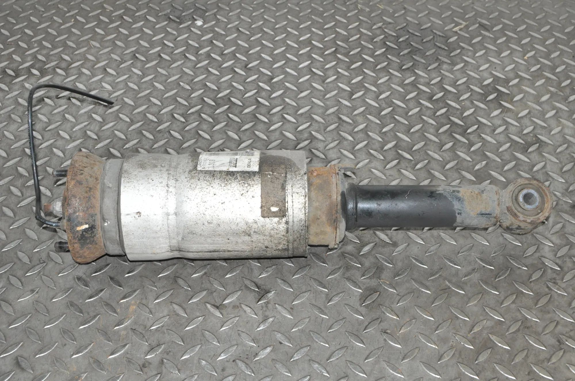 Land Rover Discovery Front Right Air Shock Absorber Front Right Air Shock Absorber — LAND ROVER DIS...