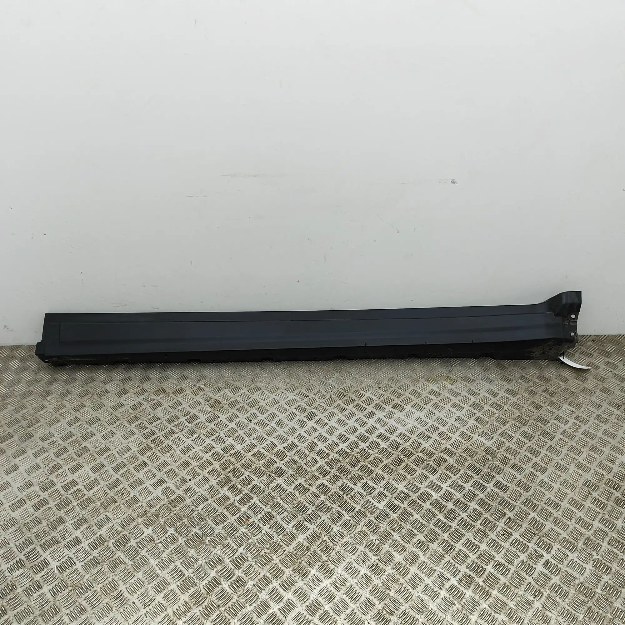 Maserati Levante Left Side Plastic Sideskirt Cover Left Side Plastic Sideskirt Cover — MASERATI LE...