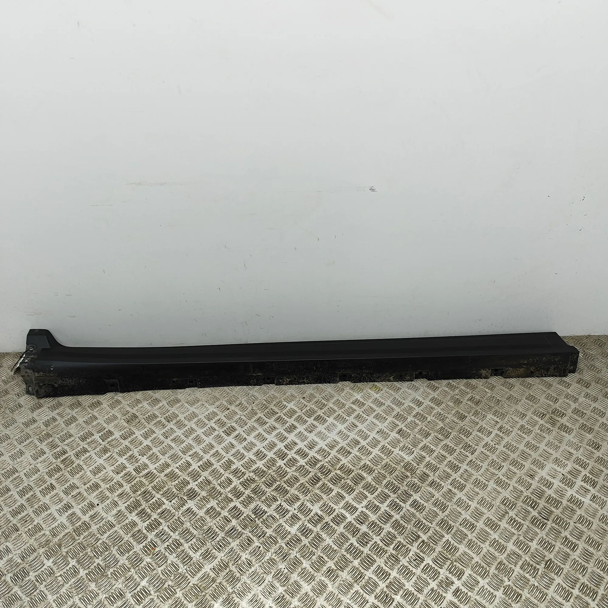 Maserati Levante Right Side Plastic Sideskirt Cover Right Side Plastic Sideskirt Cover — MASERATI L...