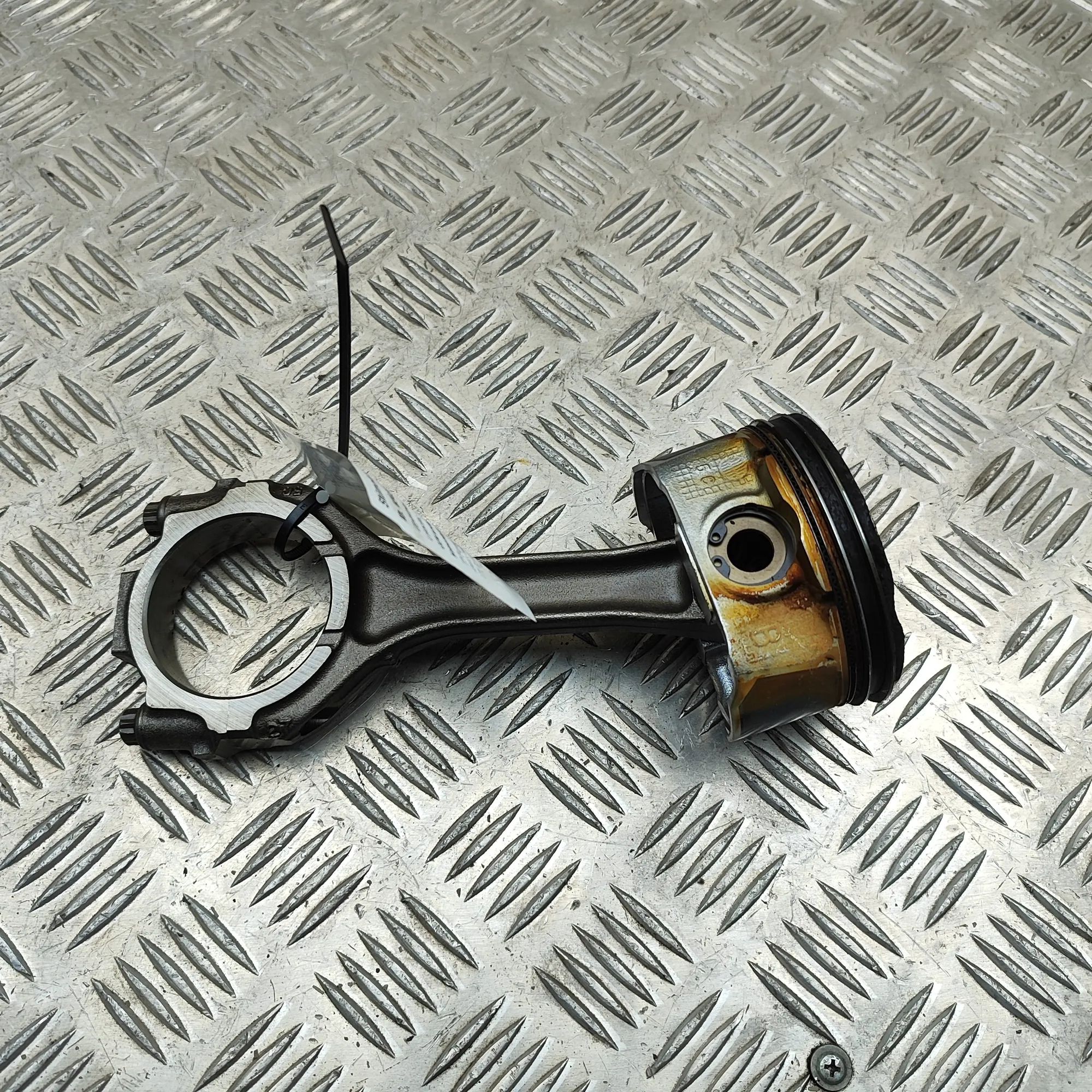 Infiniti Q50 Piston