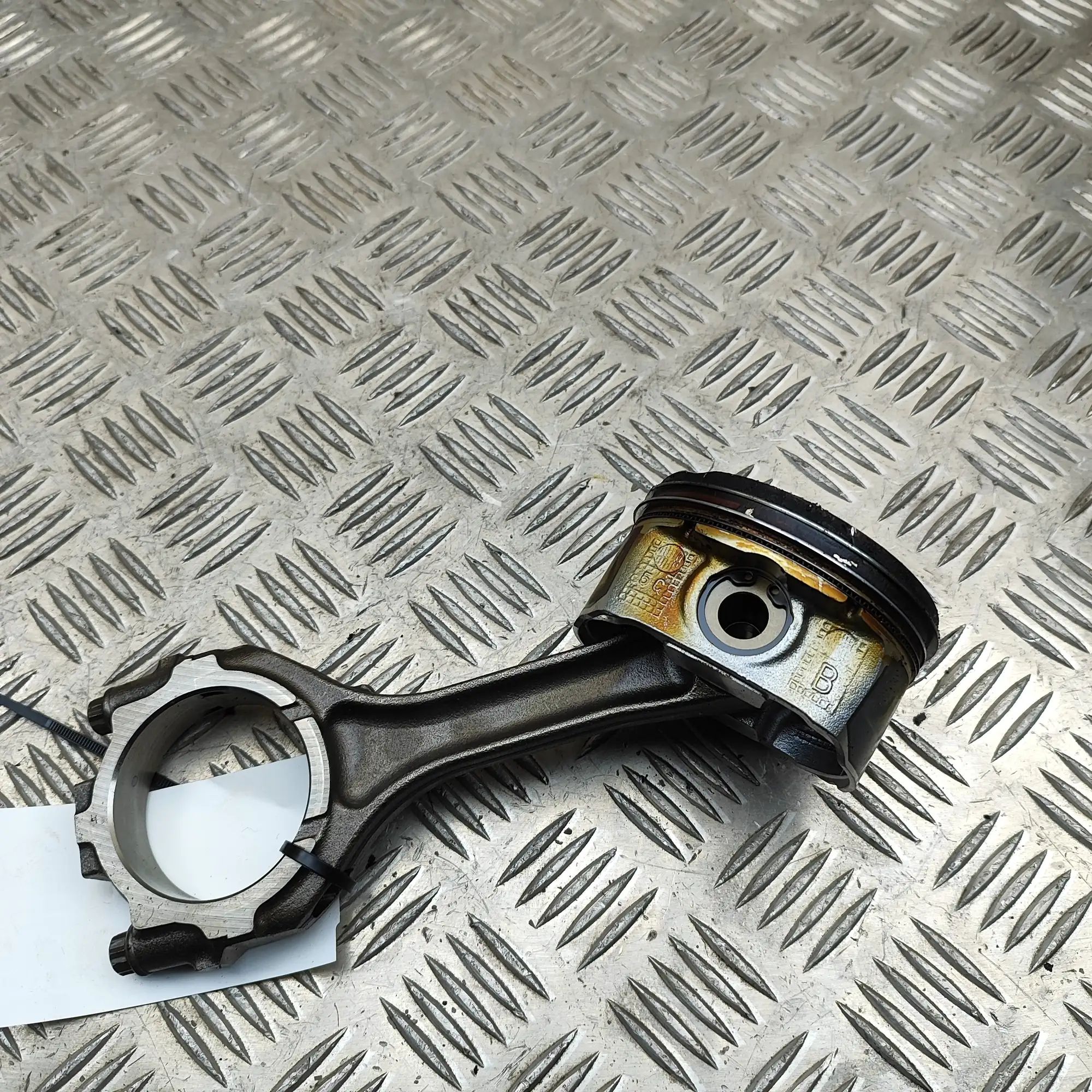 Infiniti Q50 Piston
