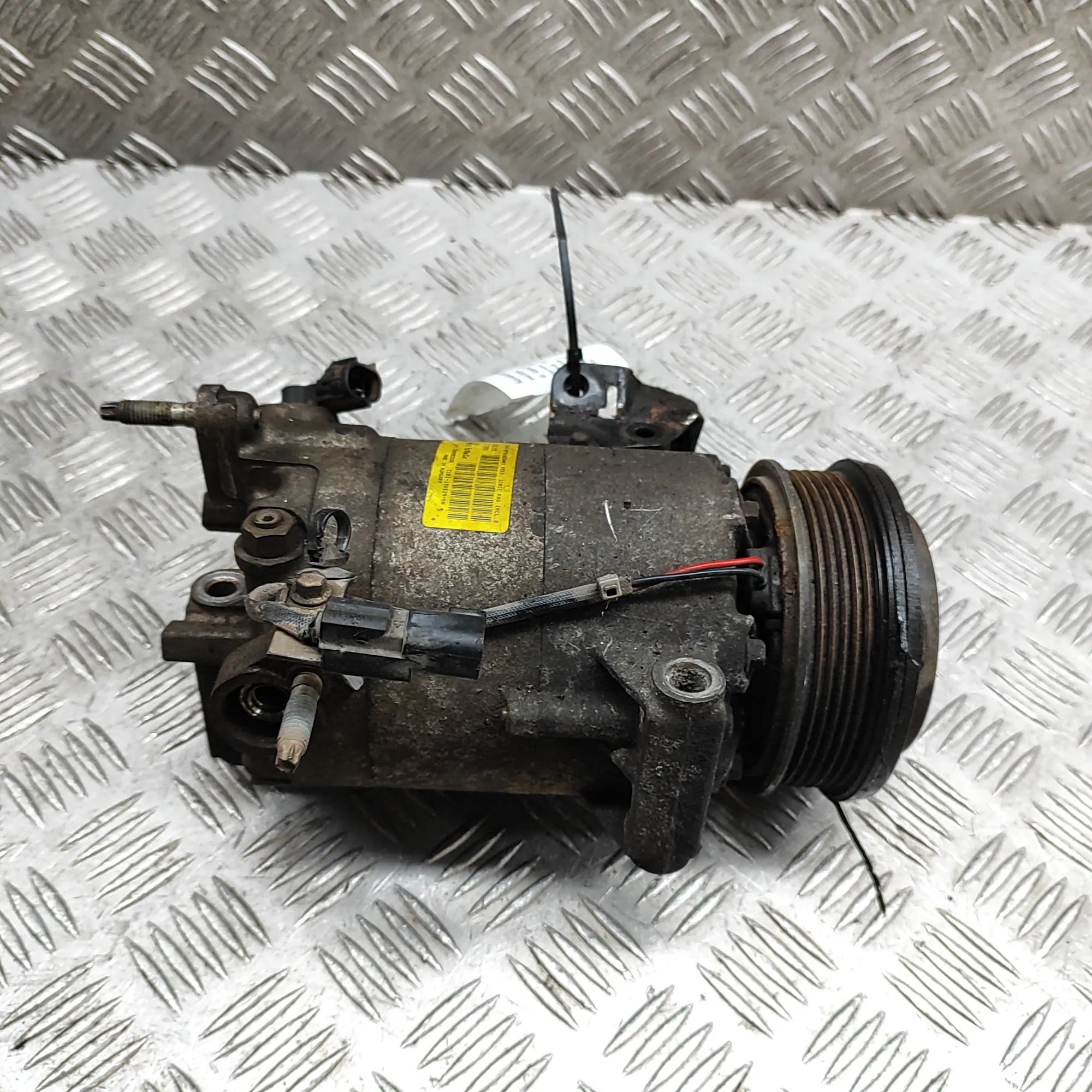 Ford Fiesta Air-conditioning compressor Air-conditioning compressor — FORD FIESTA (VI V...