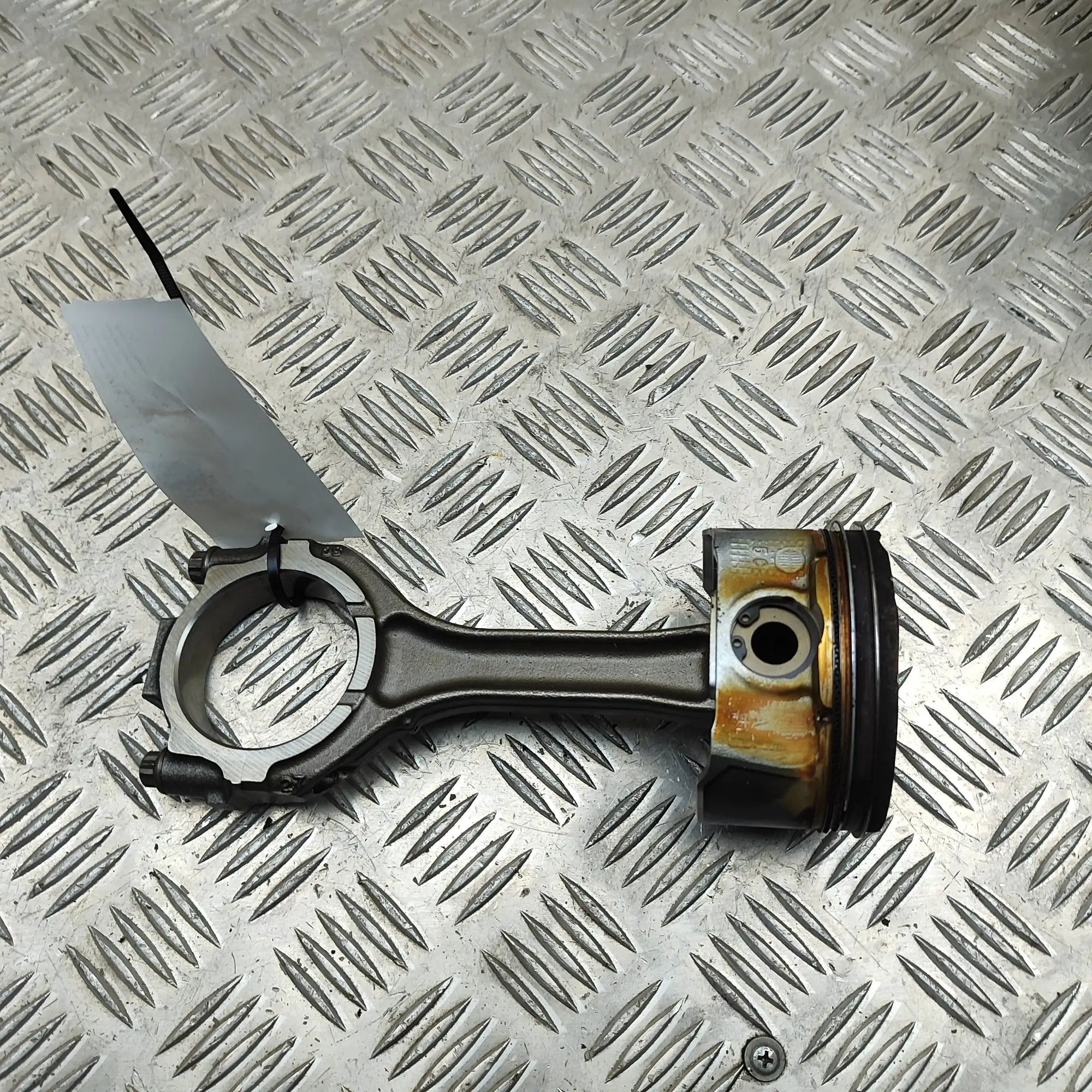 Infiniti Q50 Piston