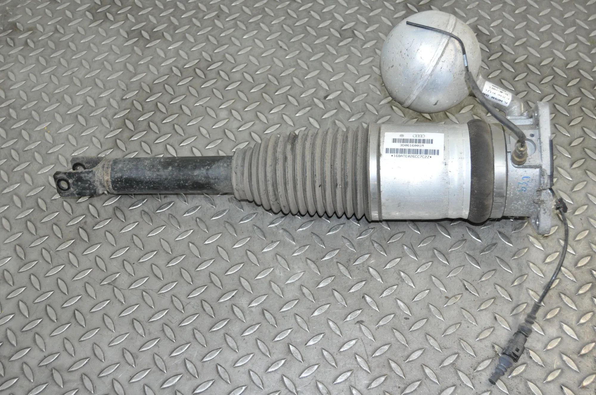 Volkswagen Phaeton Rear Left Air Shock Absorber Rear Left Air Shock Absorber — VW PHAETON (3D_)...