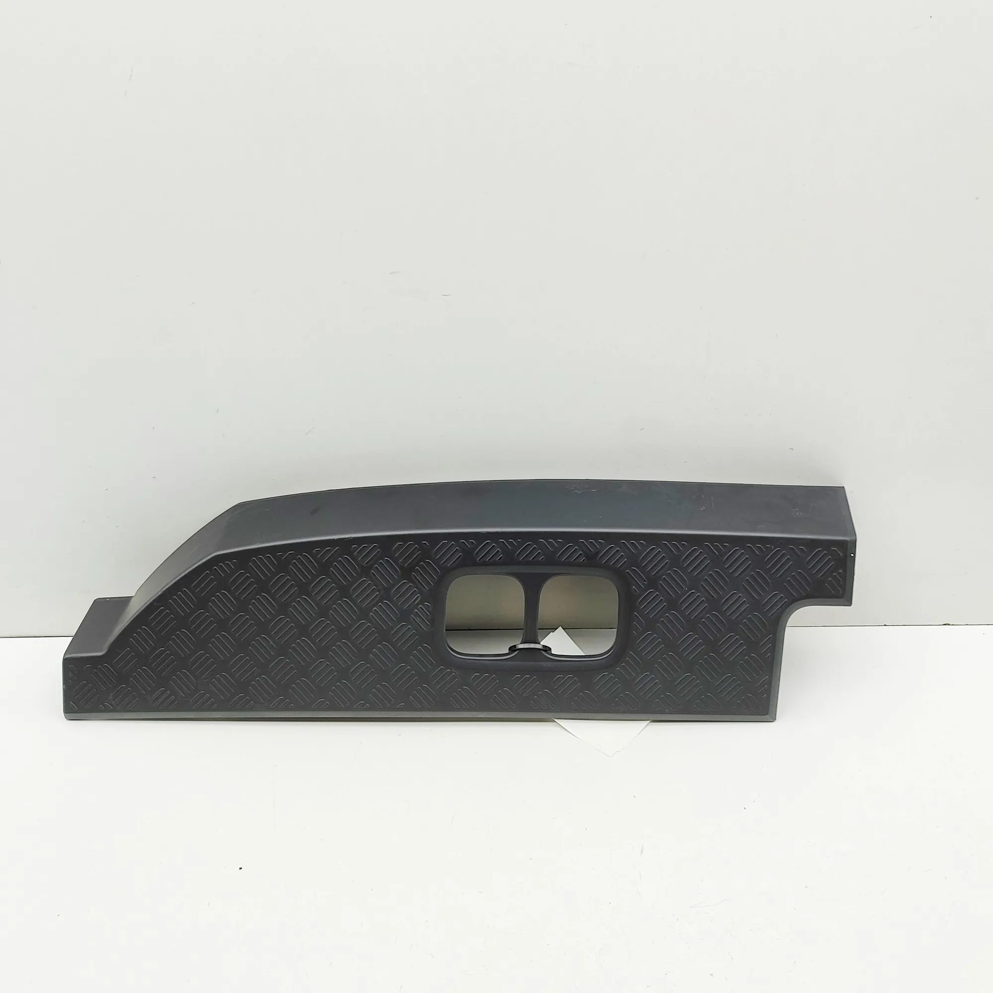 Land Rover Defender Rear light trim — rear right Rear light trim — rear right — LAND ROVER DEFEN...