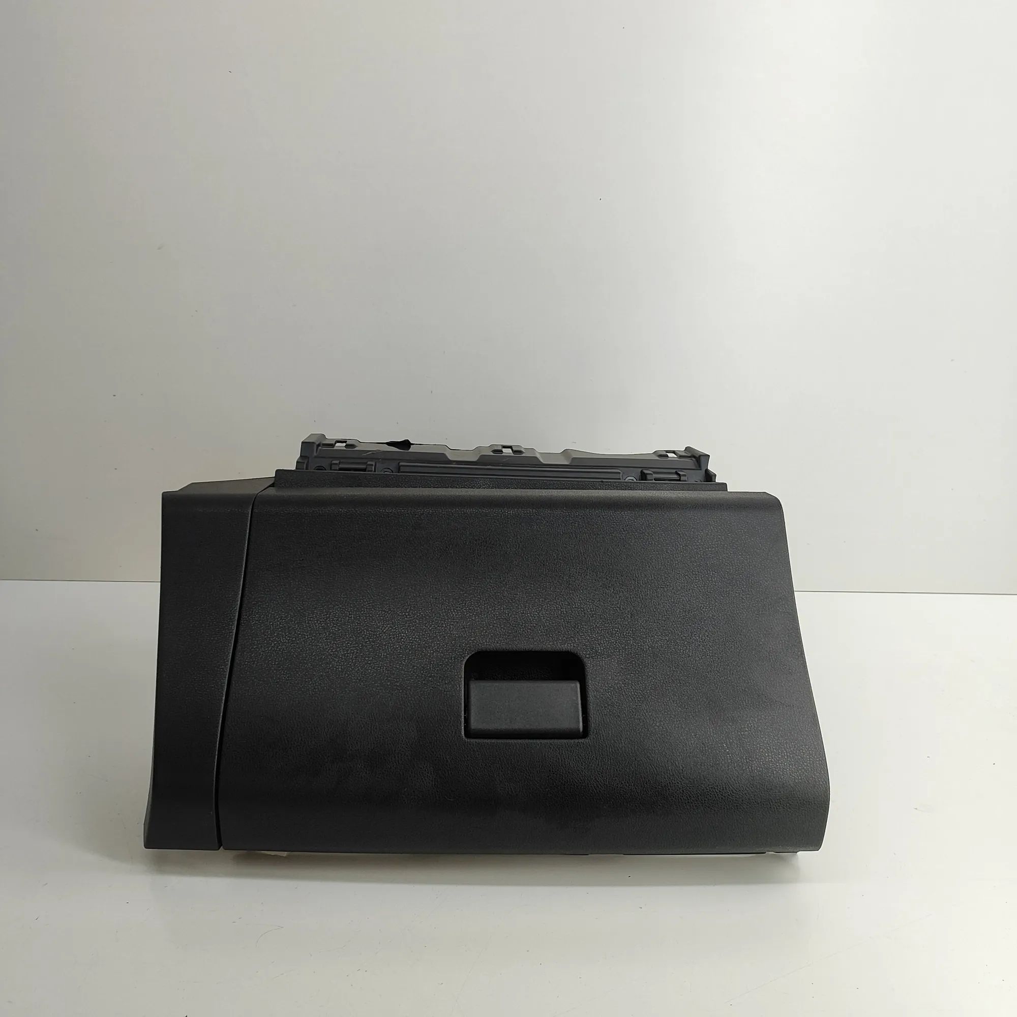 Nissan Leaf Glove Compartment Glove compartment — NISSAN LEAF (ZE1) (2017-......