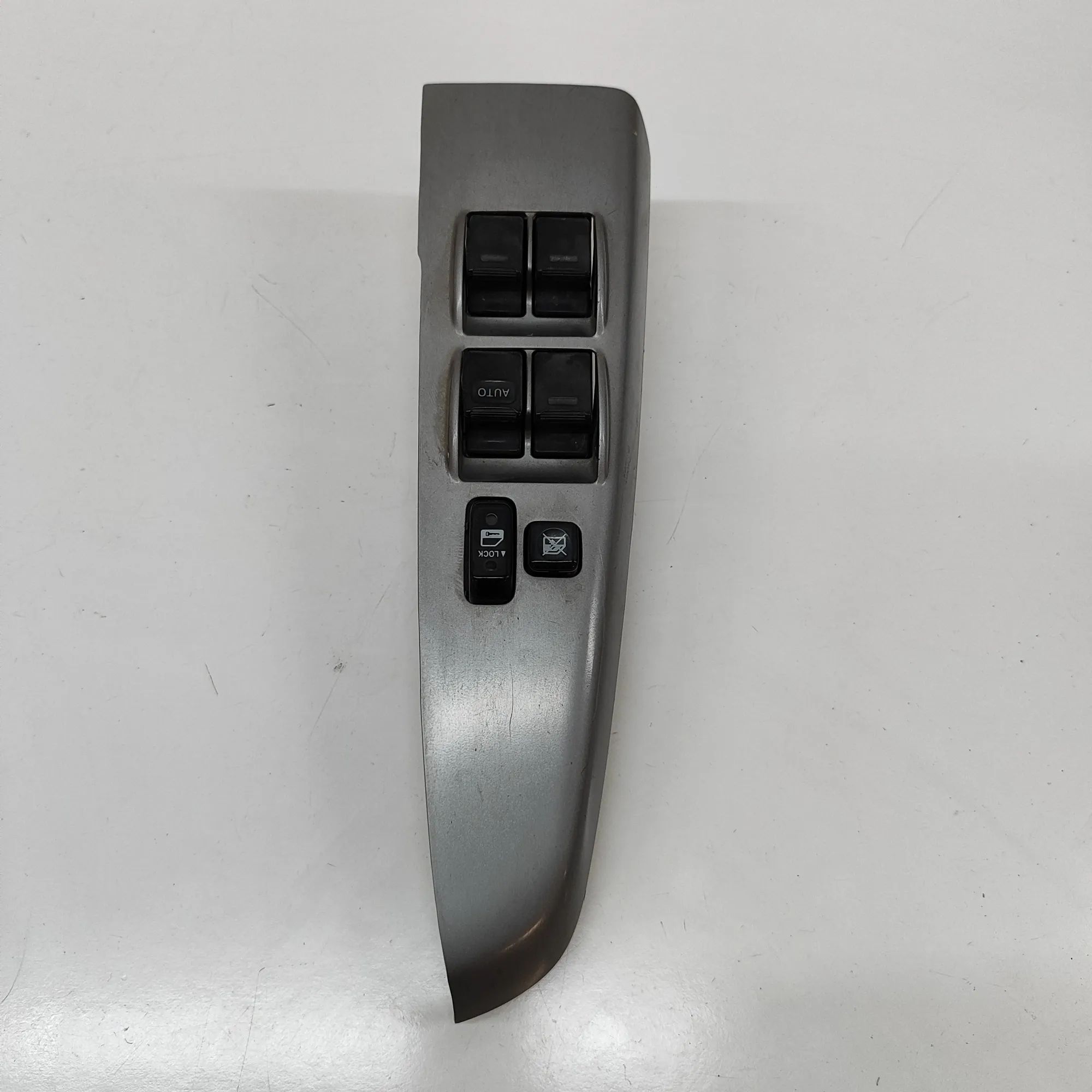 Toyota Hilux Door window switch — front right Door window switch — front right — TOYOTA HILUX...