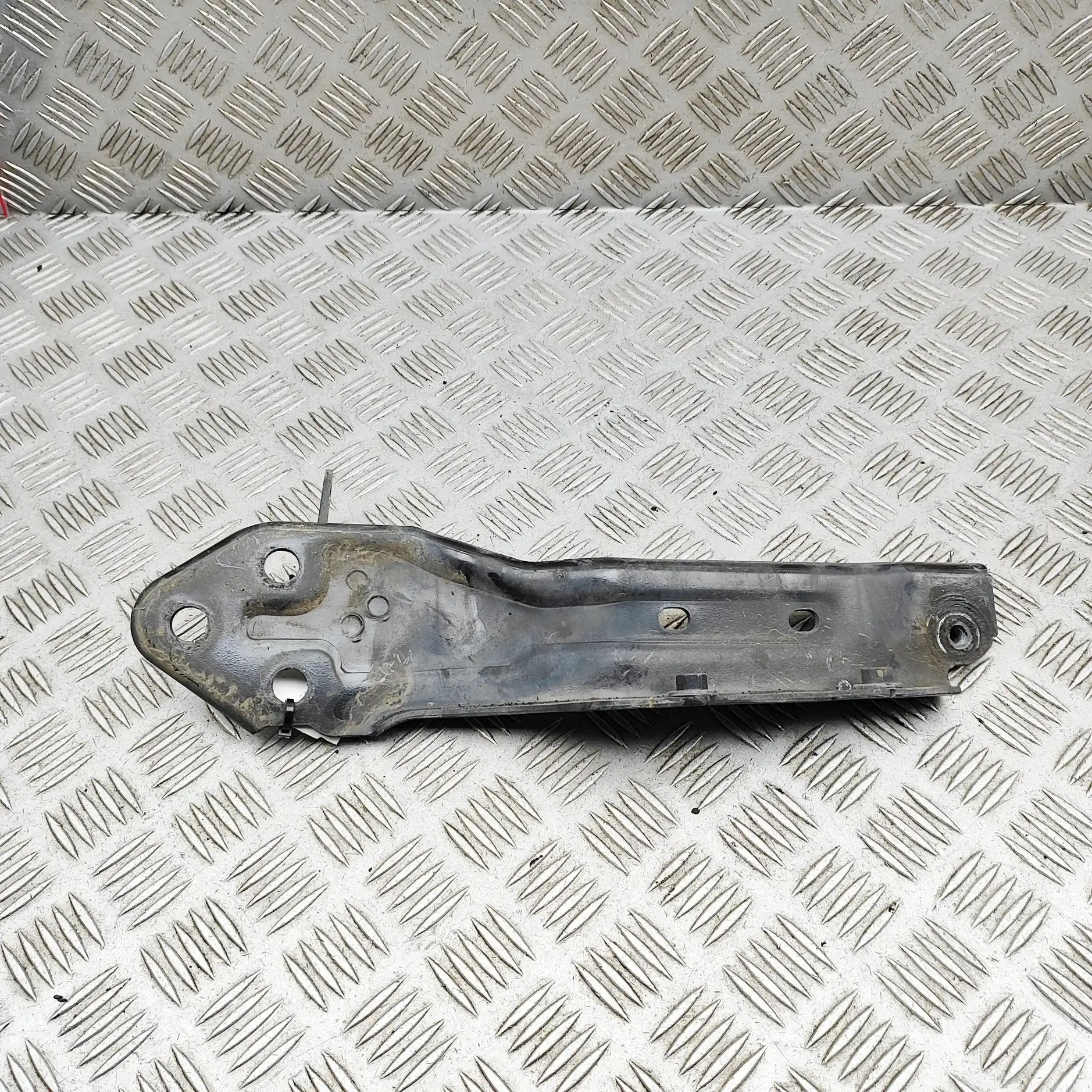 Cadillac Escalade Fender bracket — front right Fender bracket — front right — CADILLAC ESCALAD...