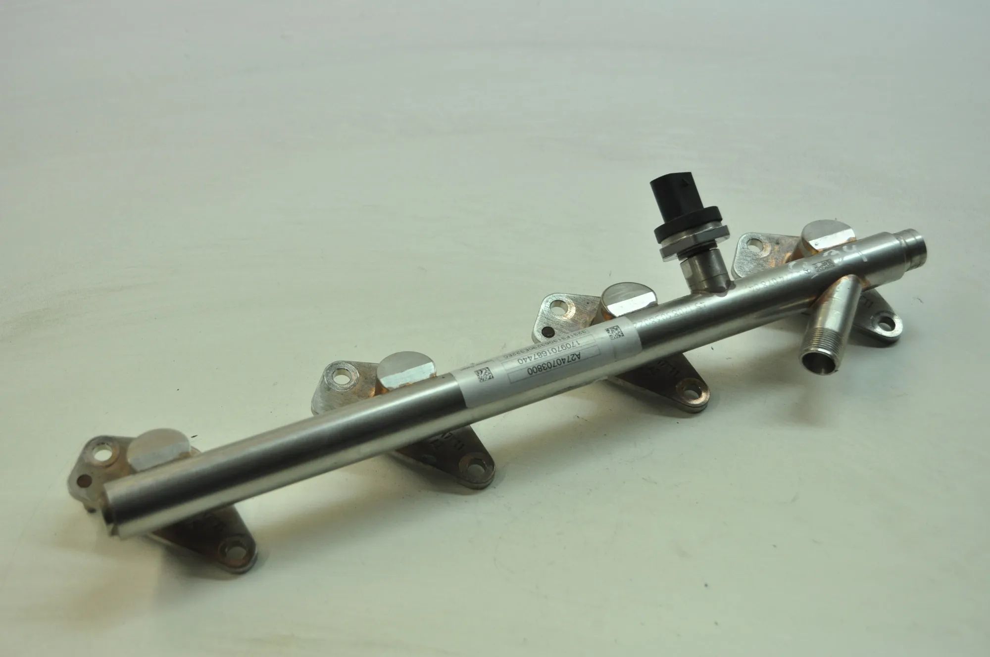 Mercedes-Benz A (W176) Fuel rail — right Fuel rail — right — MERCEDES BENZ C-CLASS (W205...