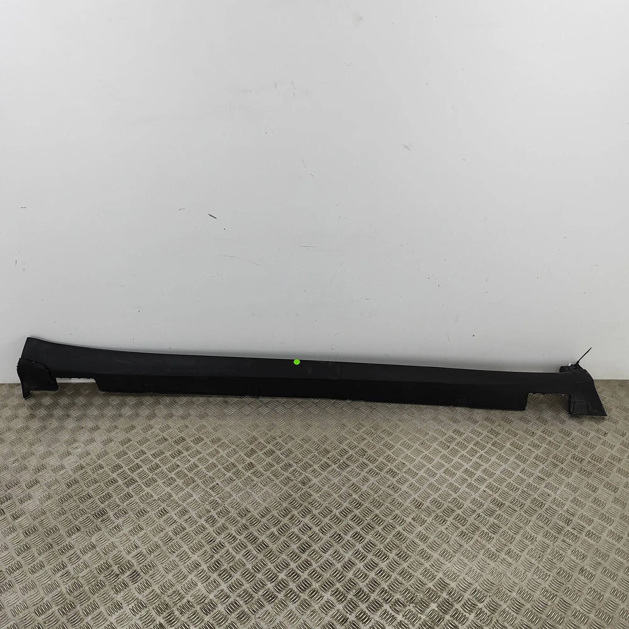 Tesla Model X Right Side Plastic Sideskirt Cover Right Side Plastic Sideskirt Cover — TESLA MODE...