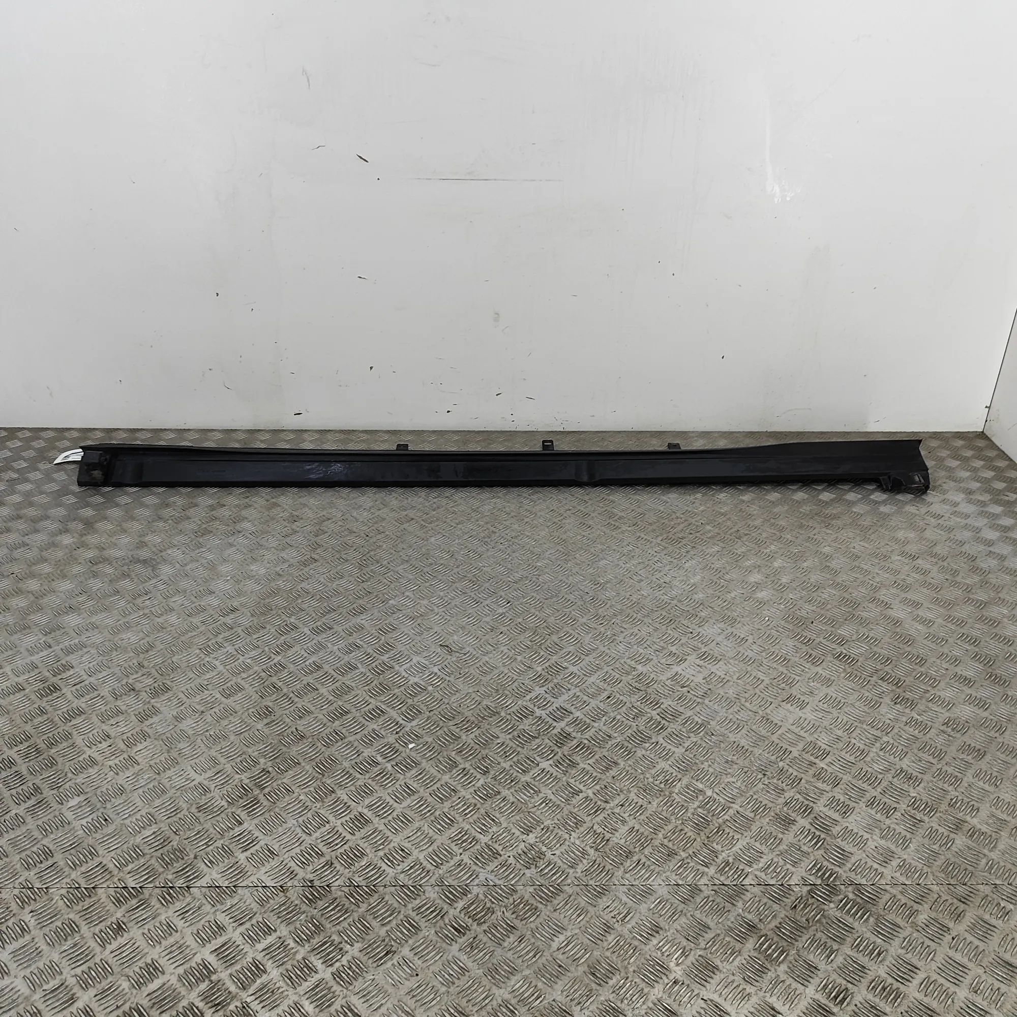 Jaguar I-Pace Right Side Plastic Sideskirt Cover Right Side Plastic Sideskirt Cover — JAGUAR I-P...