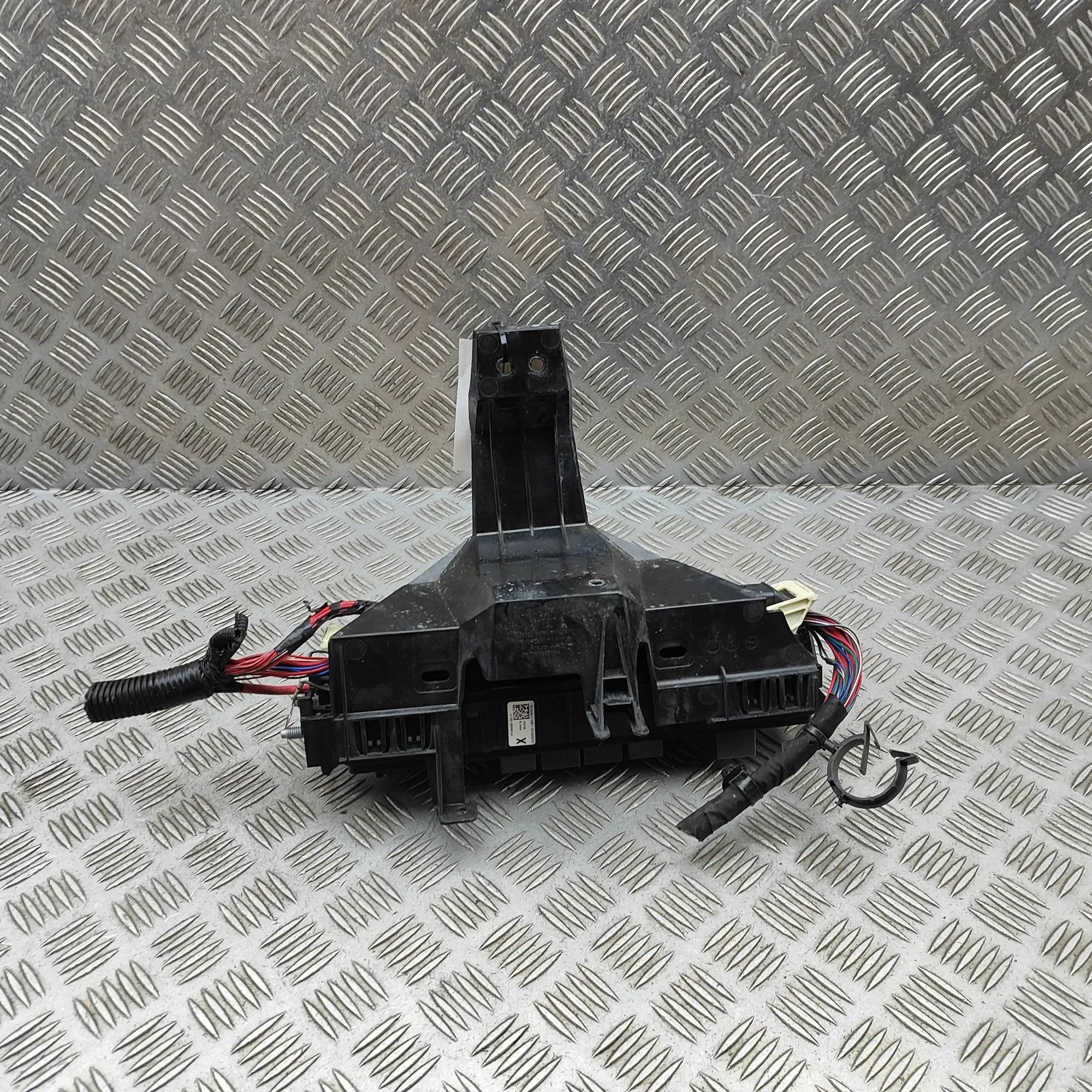Tesla Model X Fuse box Fuse box — TESLA MODEL X (2013-...) — 1034405-0...