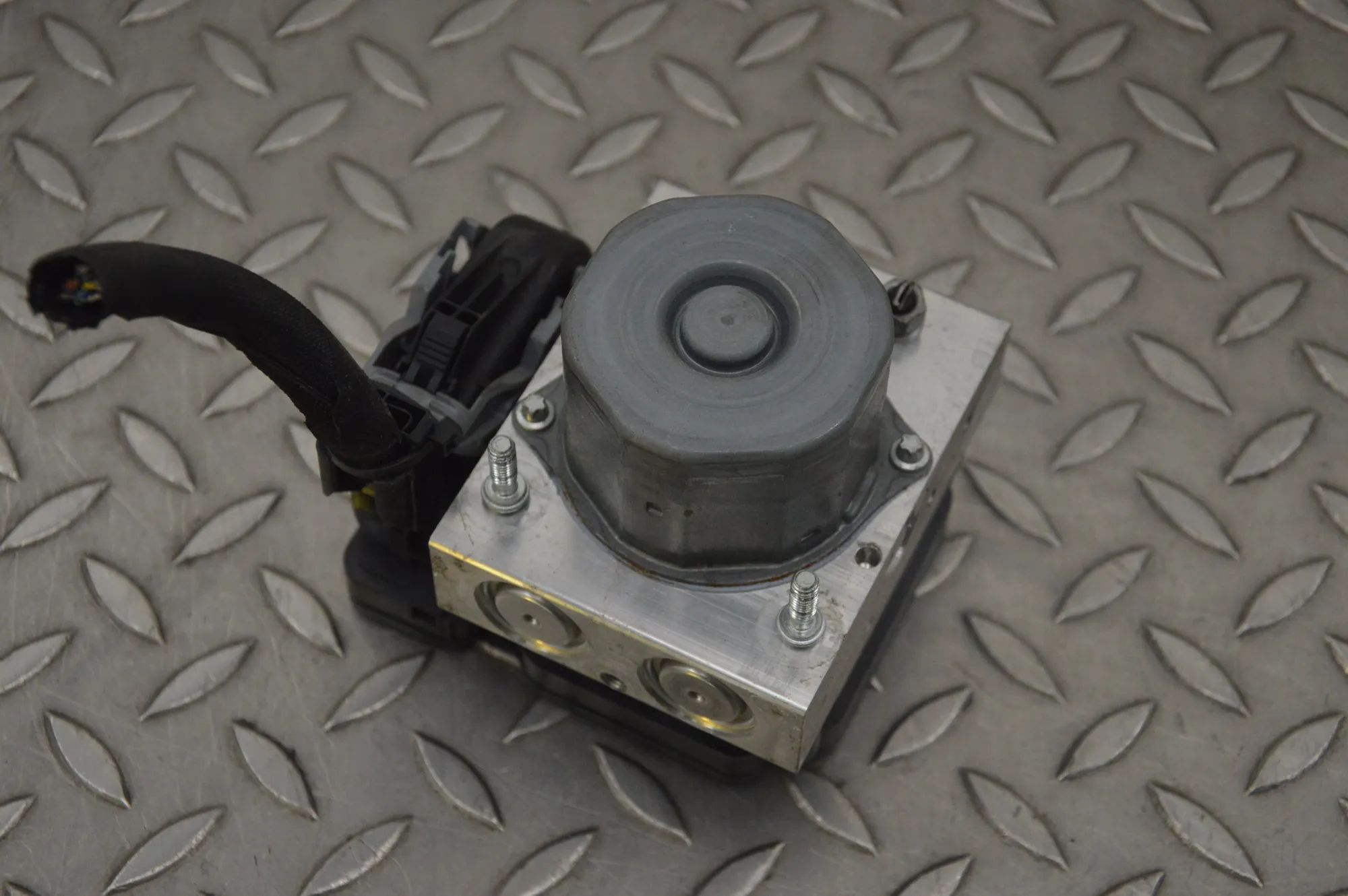 Maserati Ghibli ABS hydraulic pump