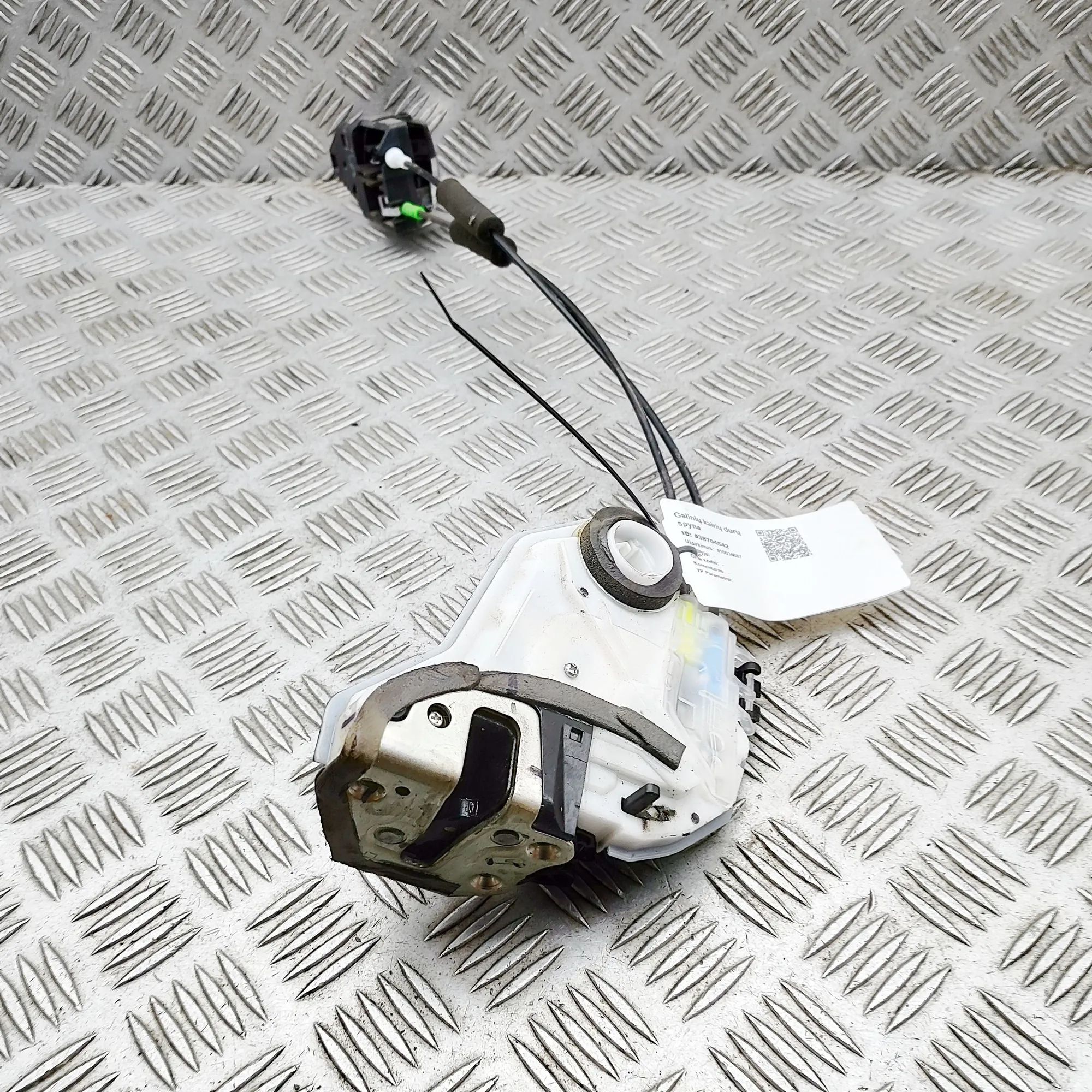 Toyota Hilux Door lock — rear left Door lock — rear left — TOYOTA HILUX (VIII Pick...