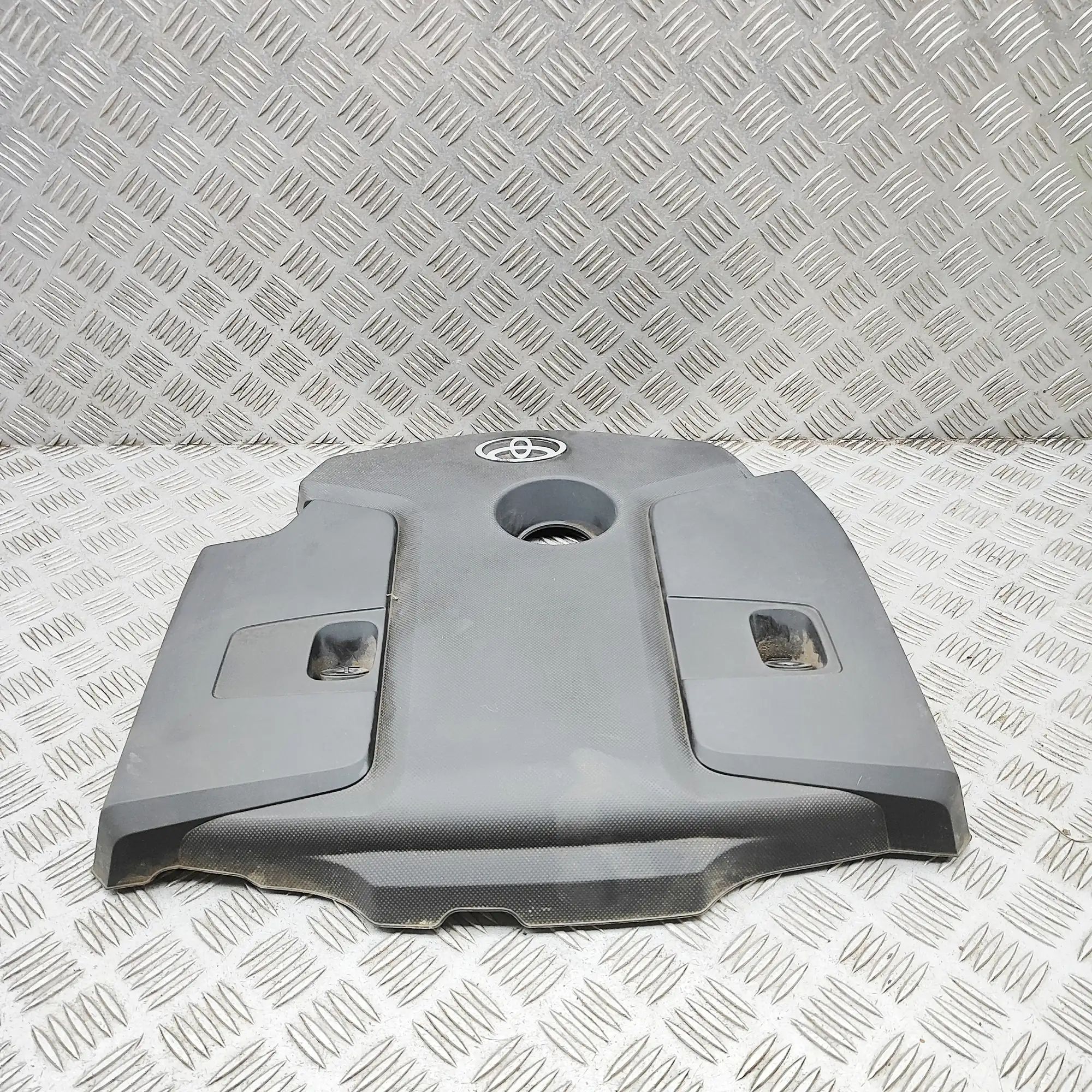 Toyota Hilux Moottori muovikansi Engine cover — TOYOTA HILUX (VIII Pick-up _N1_)...