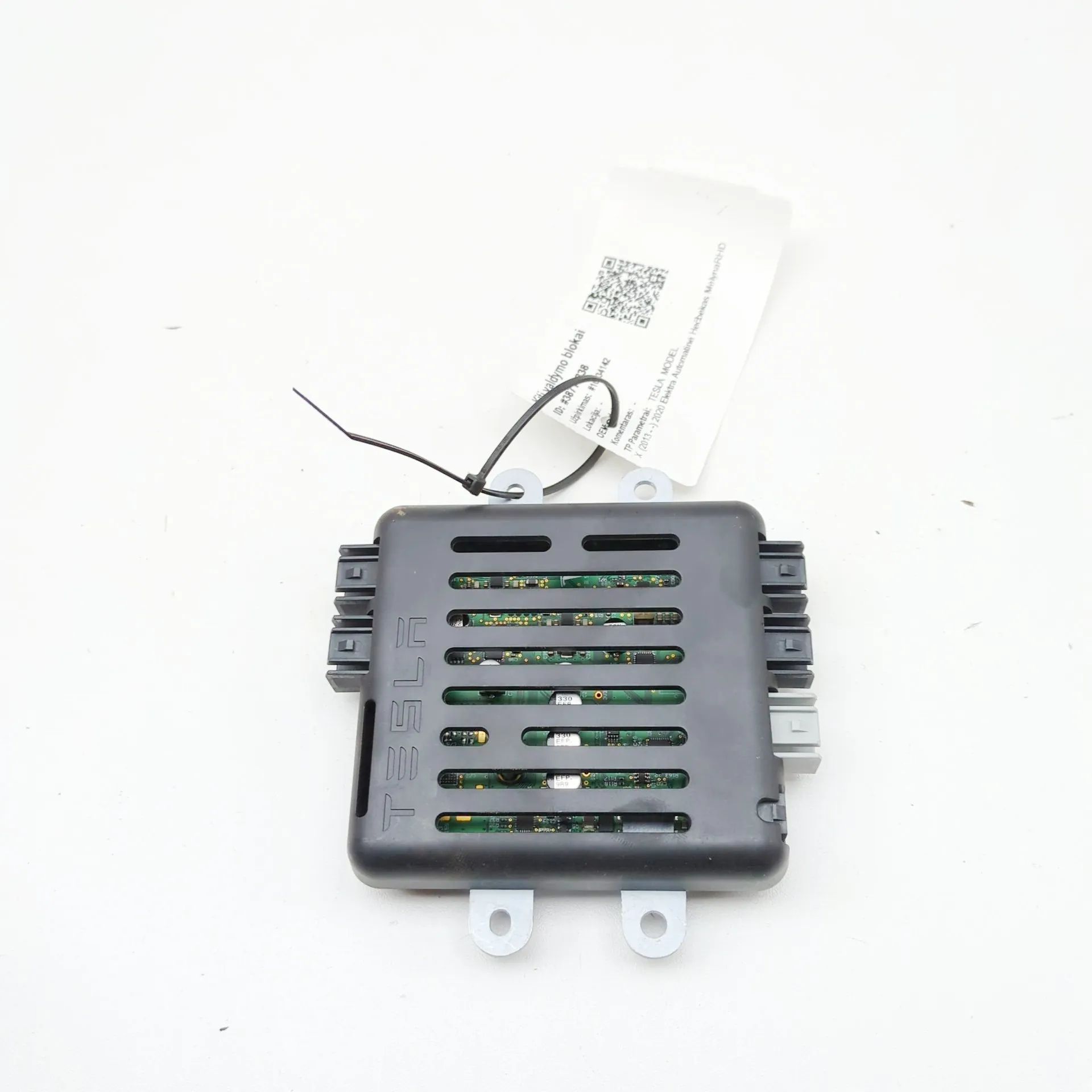 Tesla Model X USB/AUX control unit USB/AUX control unit — TESLA MODEL X (2013-...)...