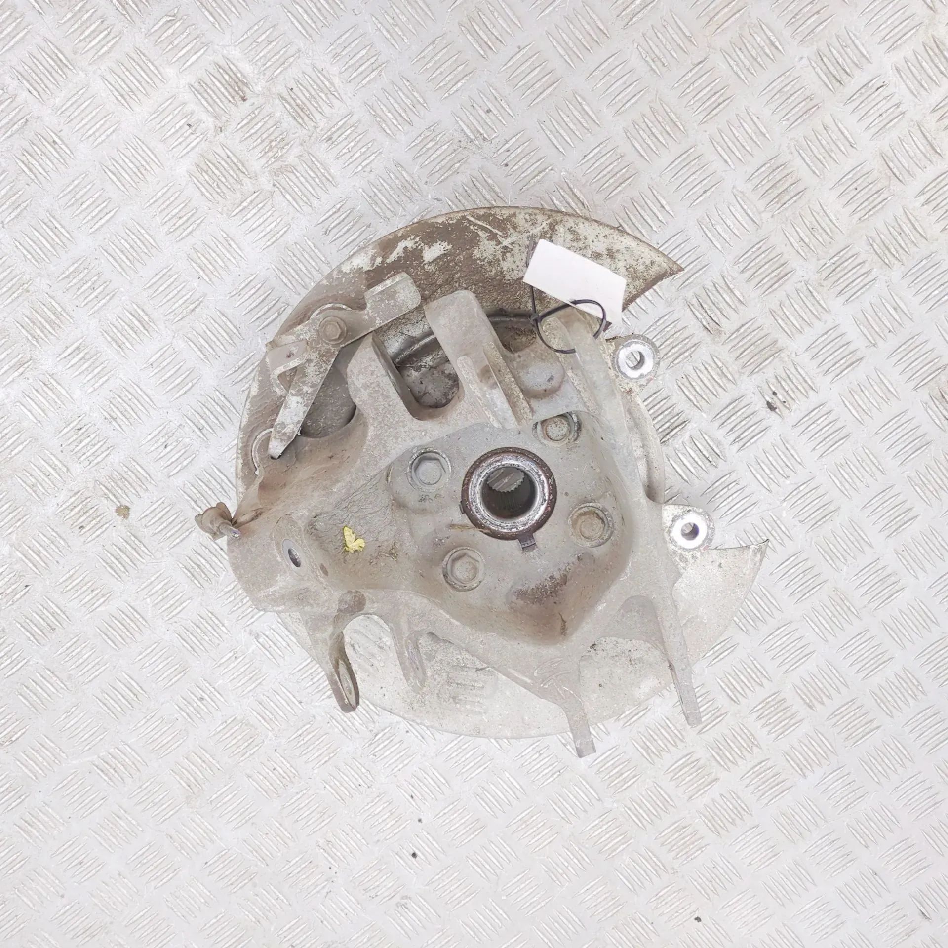 Tesla Model X Rear Right Wheel Hub Rear Right Wheel Hub — TESLA MODEL X (2013-...)...