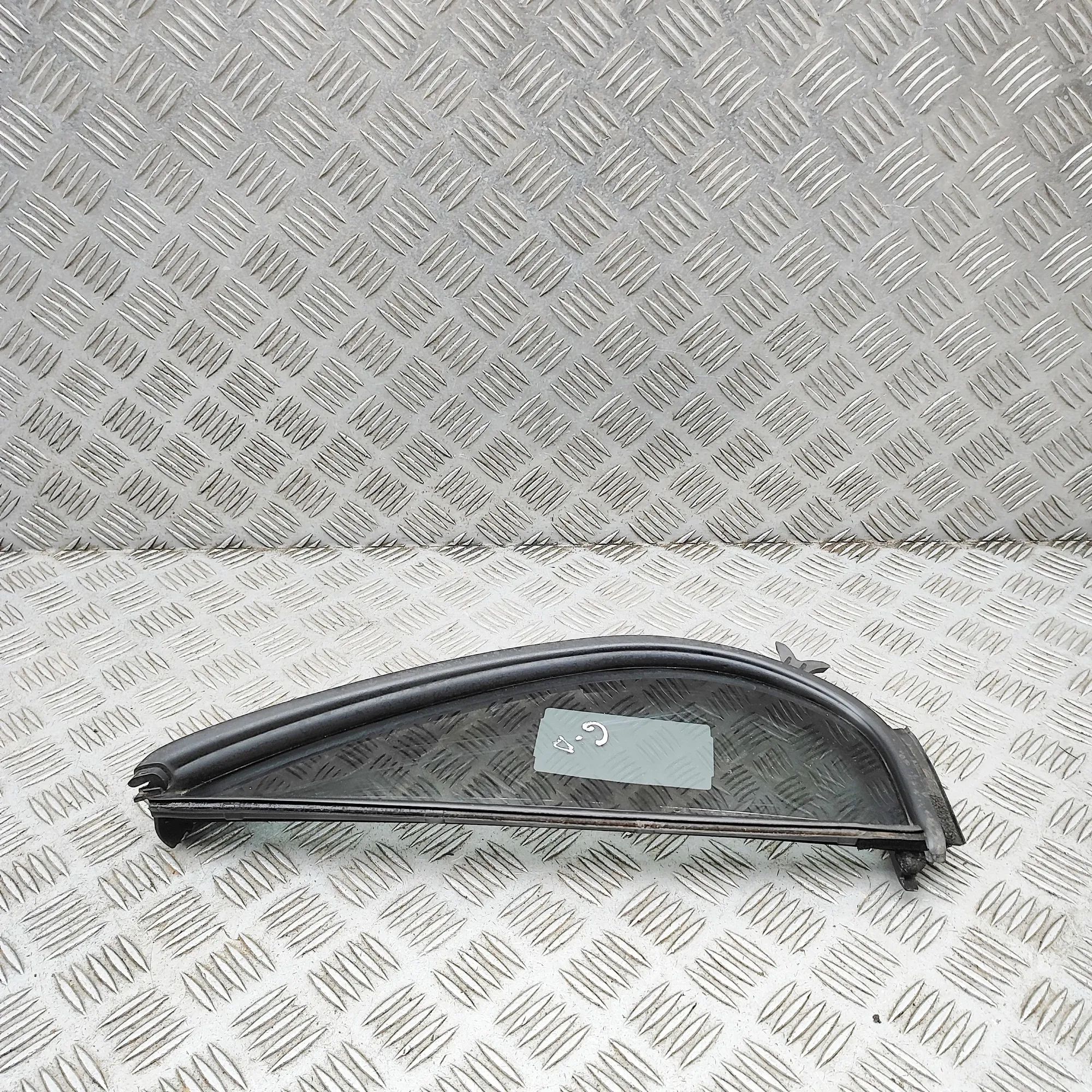Toyota Hilux Right rear door window Right rear door window — TOYOTA HILUX (VIII Pic...