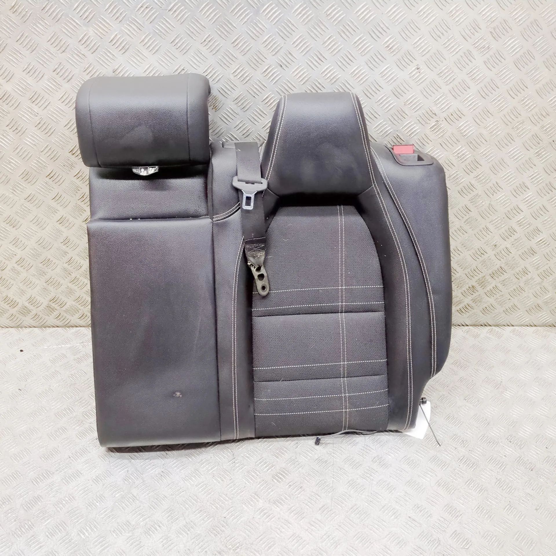 Mercedes-Benz CLA (C117) Rear seat