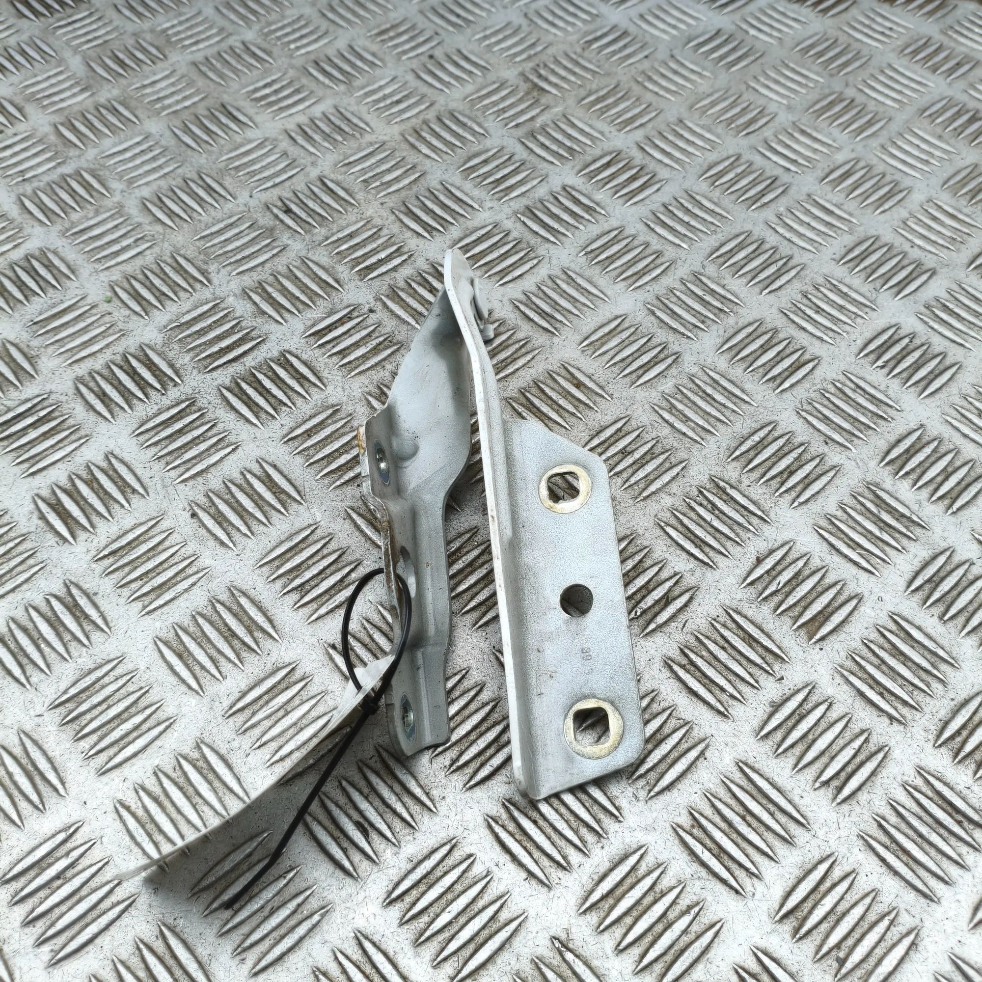 Volkswagen Crafter Bonnet hinge — front left Bonnet hinge — front left — VW CRAFTER (Van SY_...
