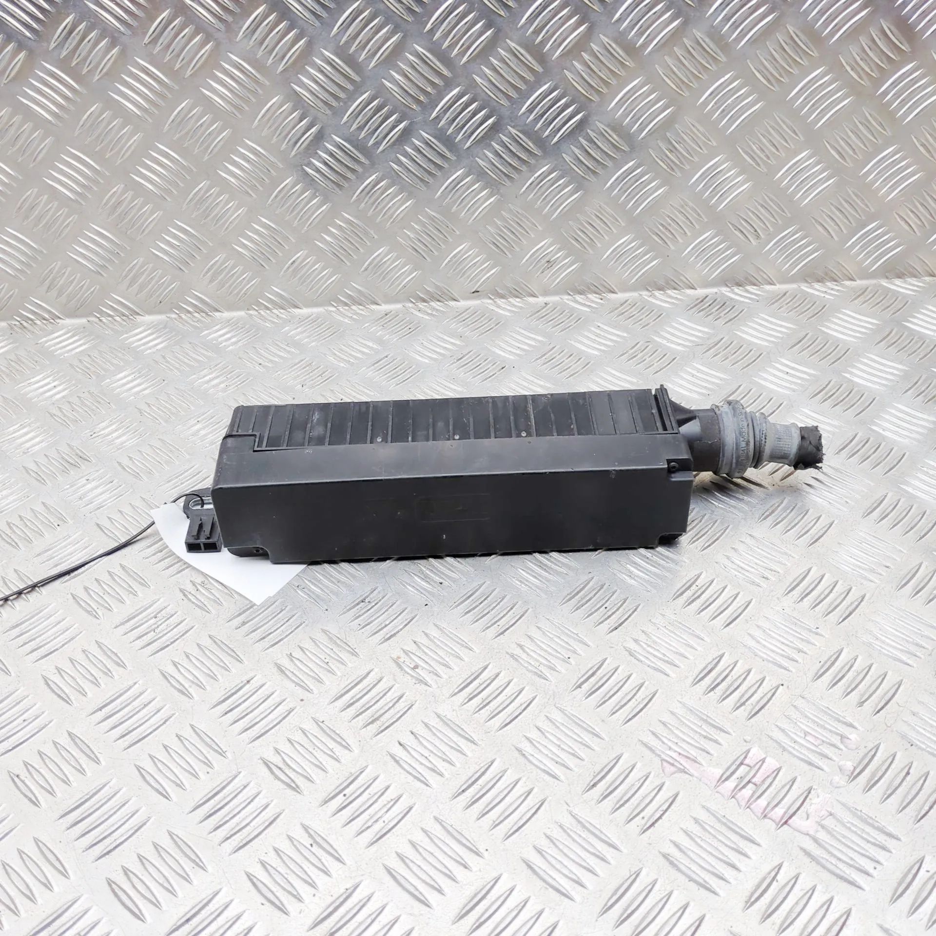 Porsche Taycan Fuse box Fuse box — PORSCHE TAYCAN (2019-...) — 9J193757...