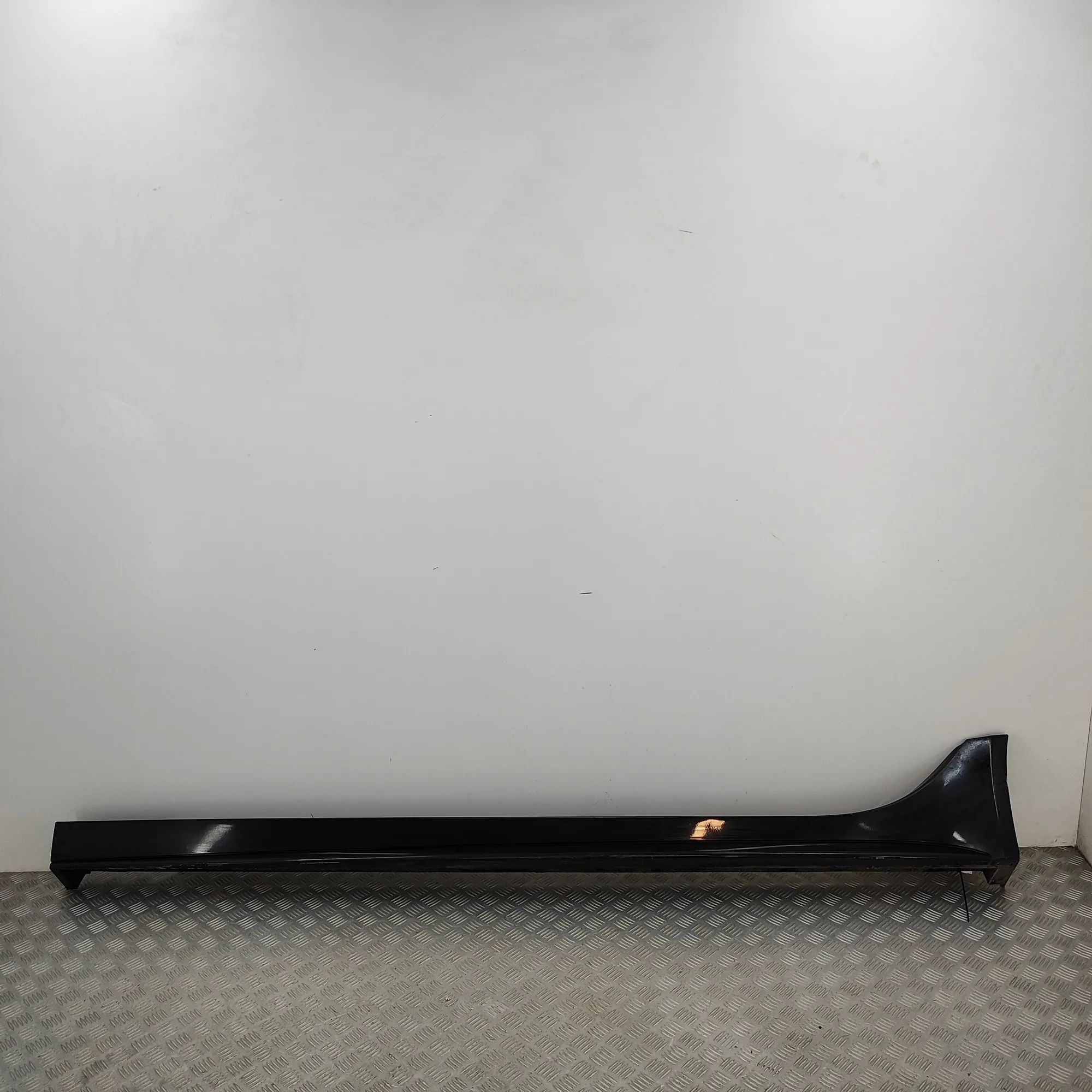 Jaguar XE Left Side Plastic Sideskirt Cover Left Side Plastic Sideskirt Cover — JAGUAR XE (...