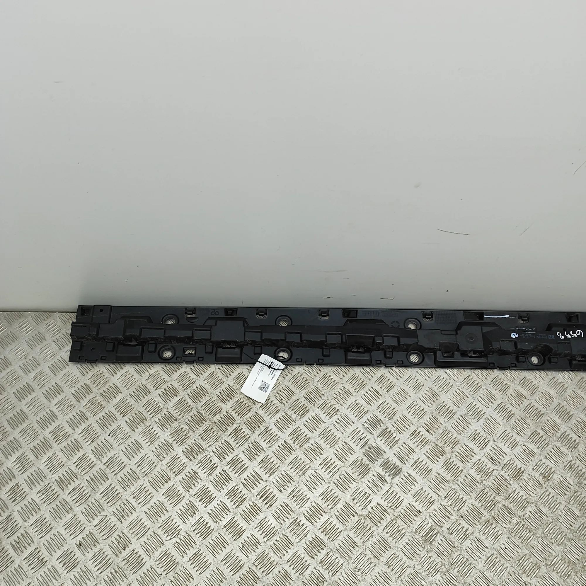 BMW X5 (G05) Side skirt bracket Side skirt bracket — BMW X5 (G05) (2018-...) — ...